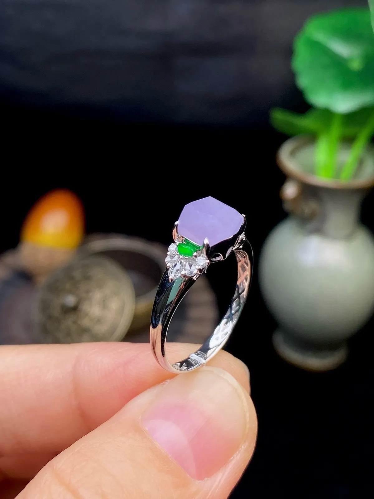 【冰种紫随形戒指】饱满度很好，无纹无裂，晶莹剔透，18k金钻镶嵌，裸石尺寸7.4*6.7*3.8毫米