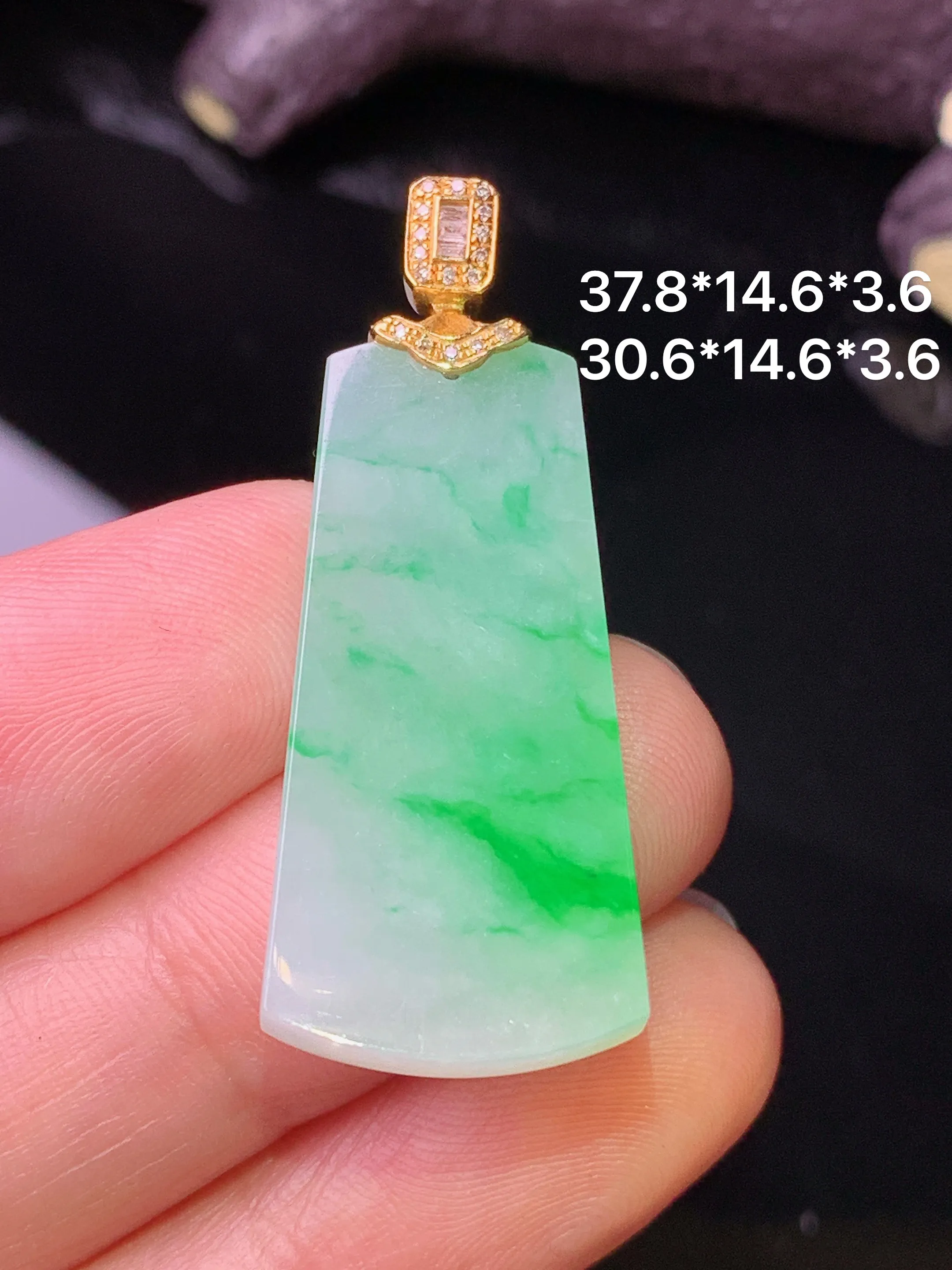 18k金钻镶嵌翠绿无事牌吊坠 玉质细腻 色泽清新艳丽 整体尺寸37.8*14.6*3.6
