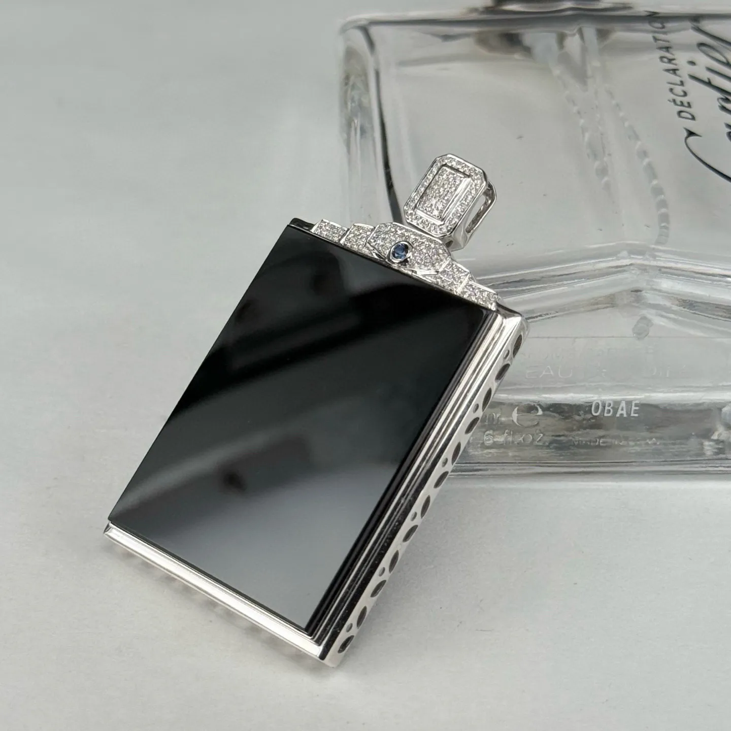 精品墨翠无事牌种好色正 黑度极好 打灯通透 油性十足 尺寸53.2