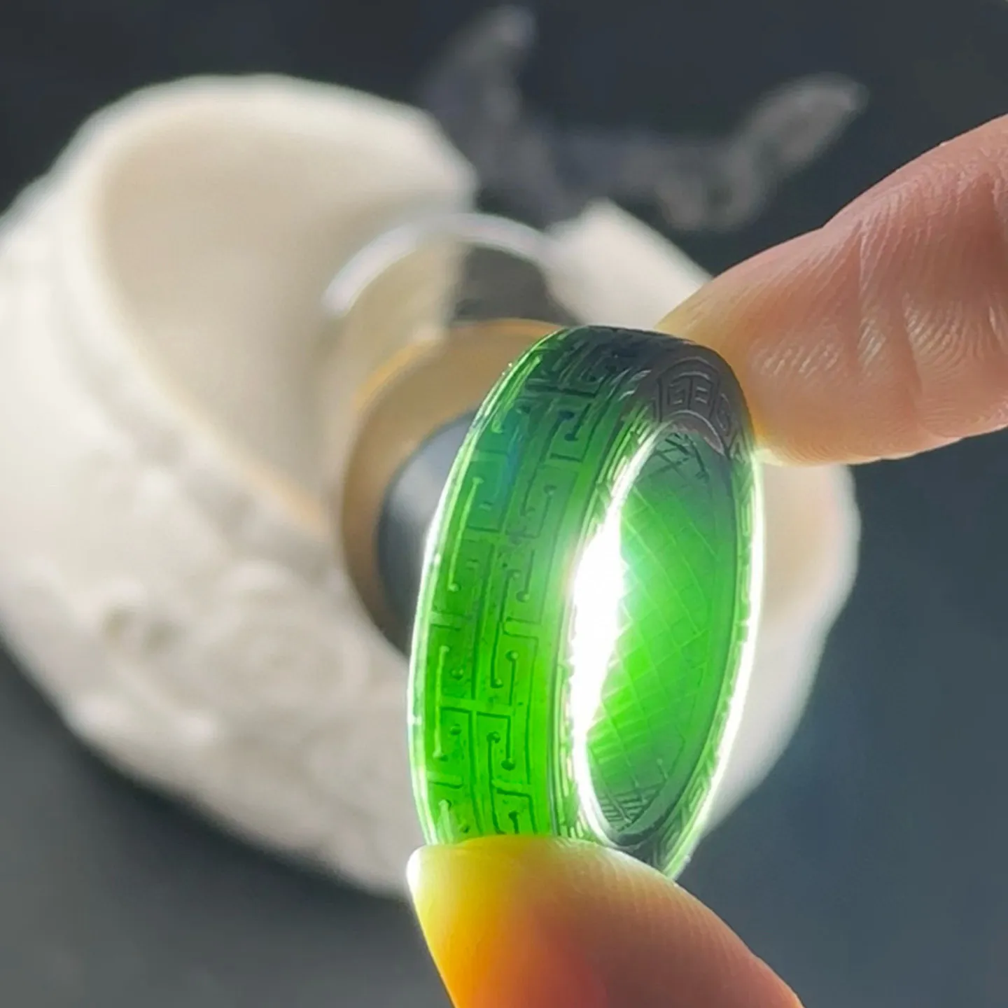 精品墨翠指环 纯手工雕刻 种好色正 黑度极好 打灯通透 油性十足