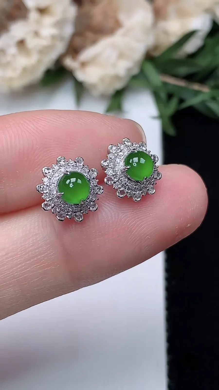 翡翠a货18k金冰种满绿蛋面耳钉，尺寸4，重量:1.40g