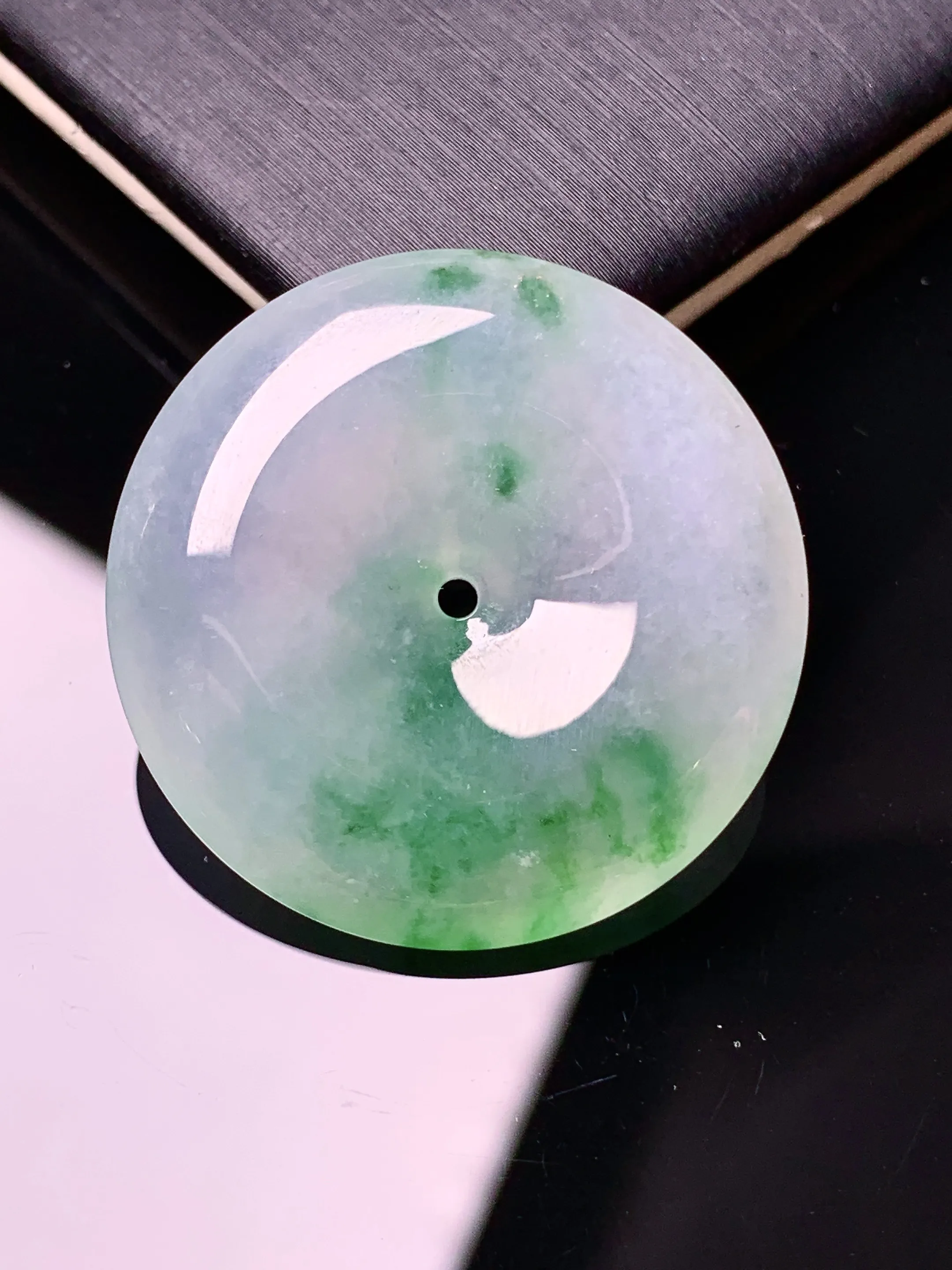 飘绿平安扣吊坠 玉质细腻 色泽清新艳丽 整体尺寸28.6*6