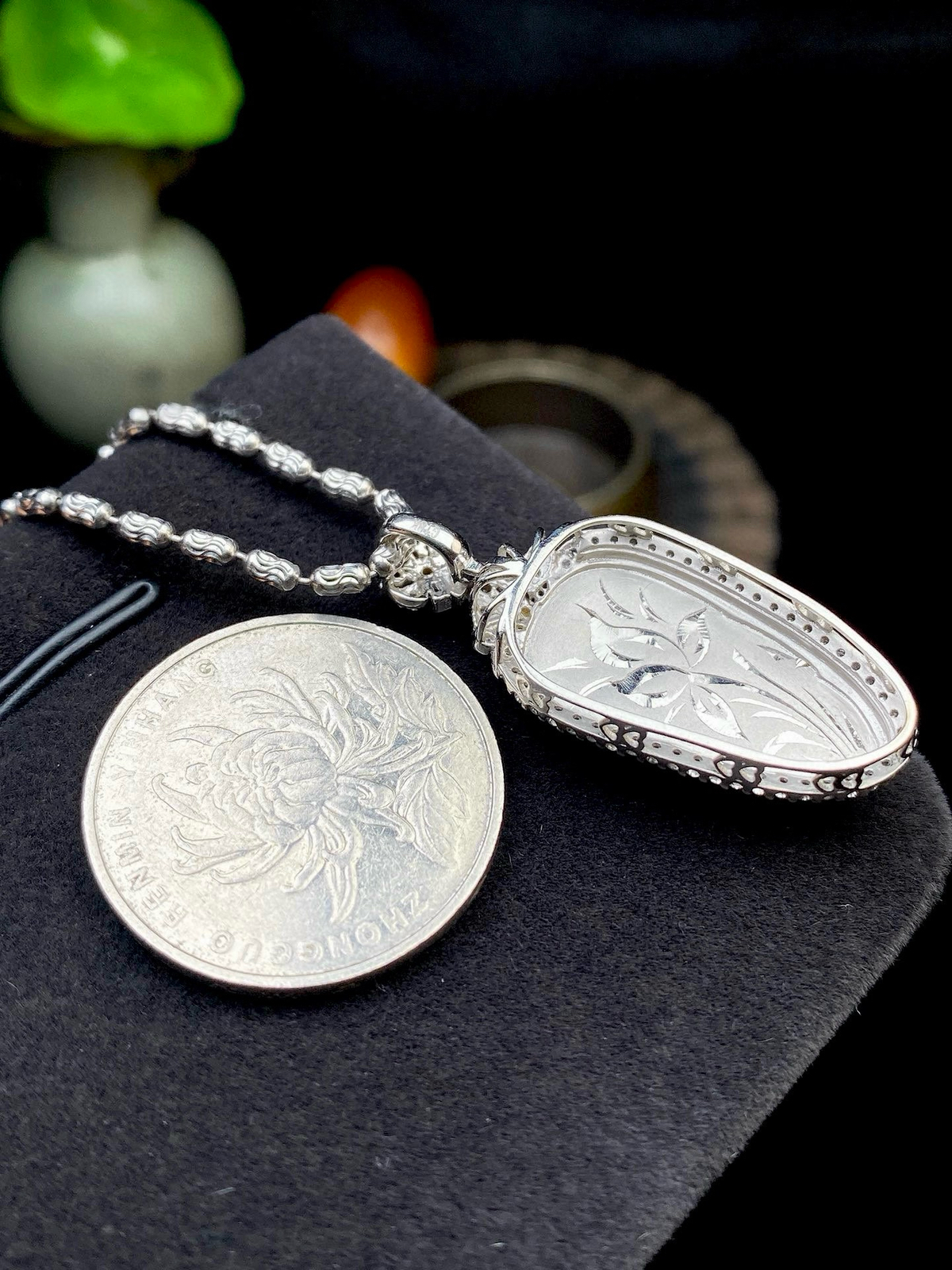 【冰种黄翡叶子】金枝玉叶，质地细腻，冰润透亮，光泽出众，18k金钻镶嵌，裸石尺寸22.7*12.3*3.7毫米