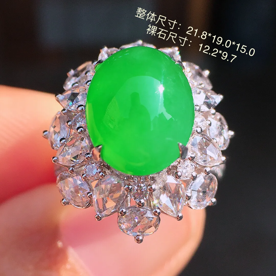 阳绿蛋面戒指，色泽均匀艳丽，玉质细腻，荧光感超
强，饱满圆润，尽显优雅气质，18k
金豪华镶嵌