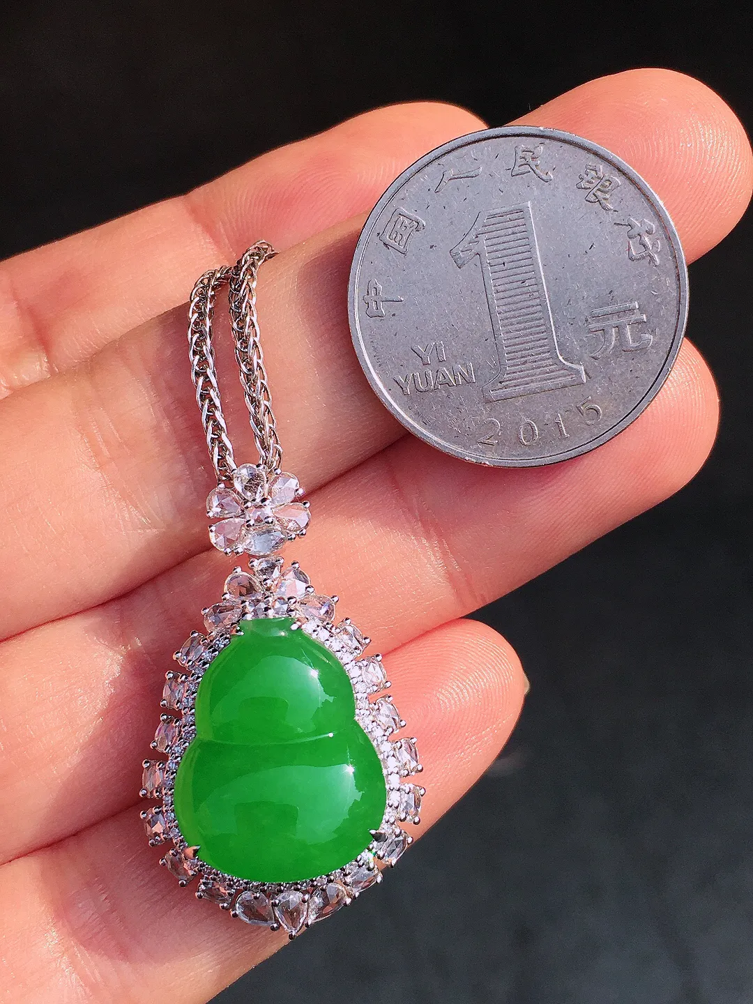 阳绿葫芦吊坠，色泽均匀艳丽，玉质细腻，荧光感超
强，饱满圆润，尽显优雅气质，18k
金豪华镶嵌