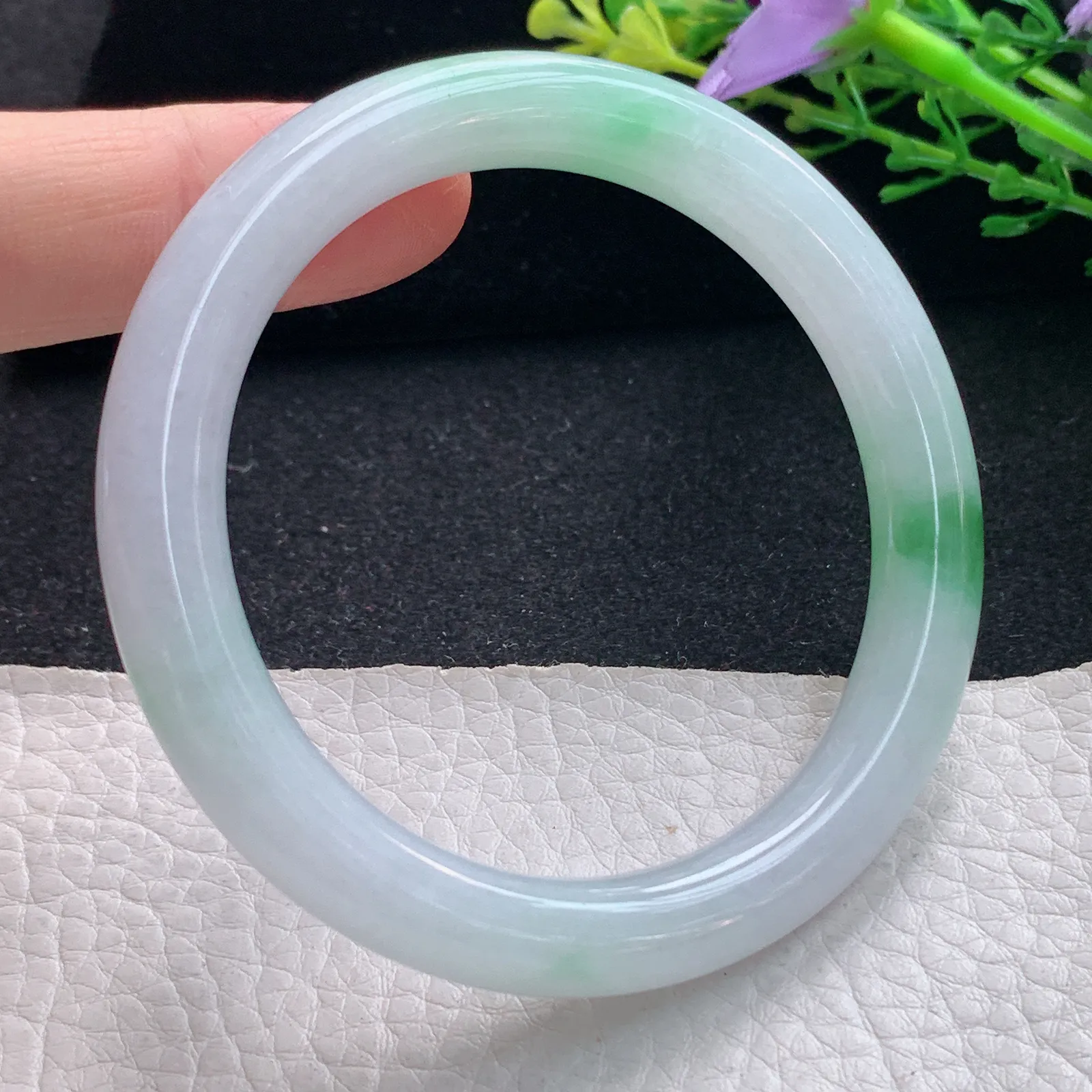 ss自然光54.5*9*8.8美人镯 翡翠a货玉手镯飘绿圆条珠宝玉手环