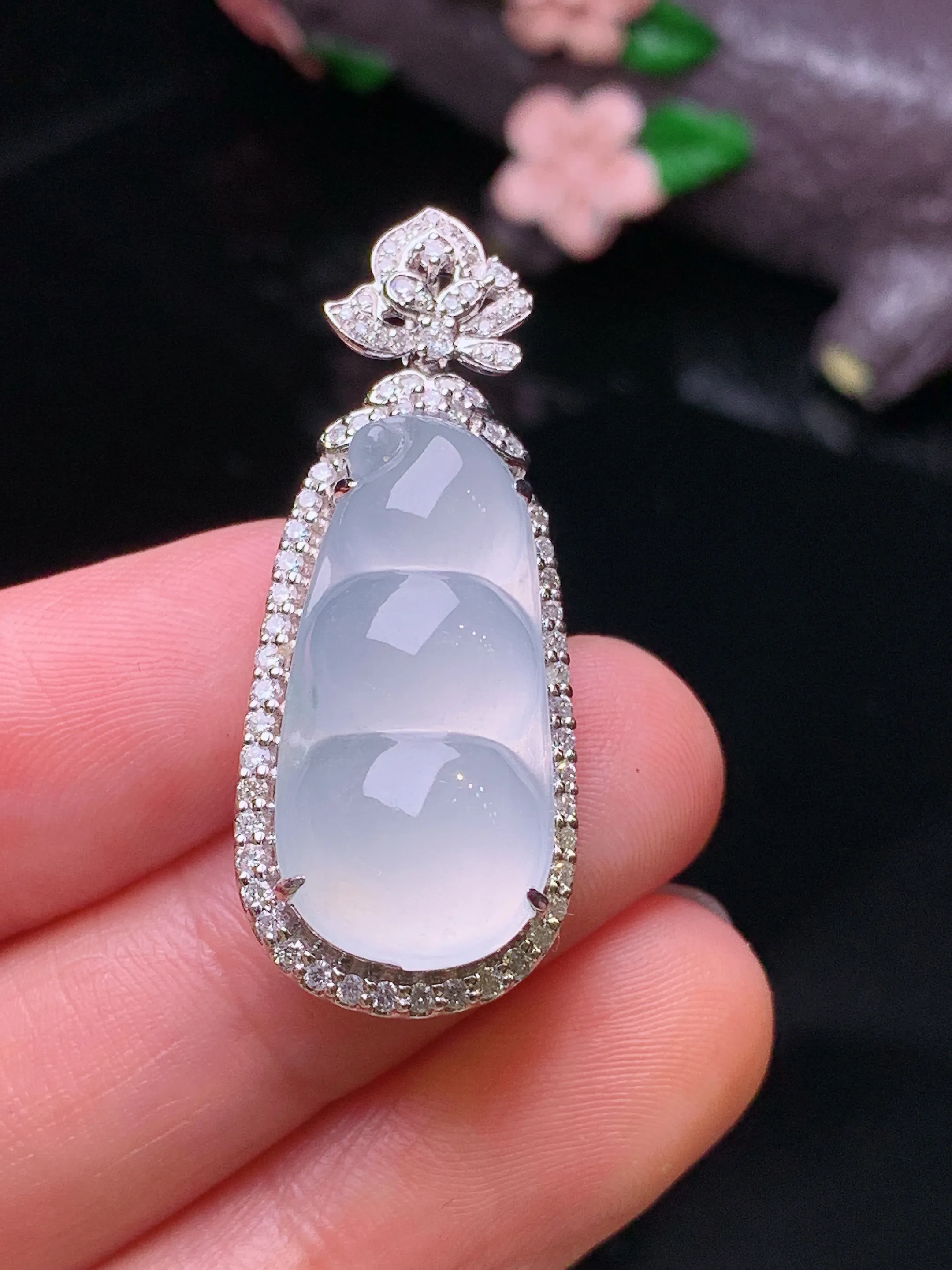 18k金钻镶嵌冰种四季豆吊坠 玉质细腻 色泽清新艳丽 整体尺寸35.6*14.5*11.6