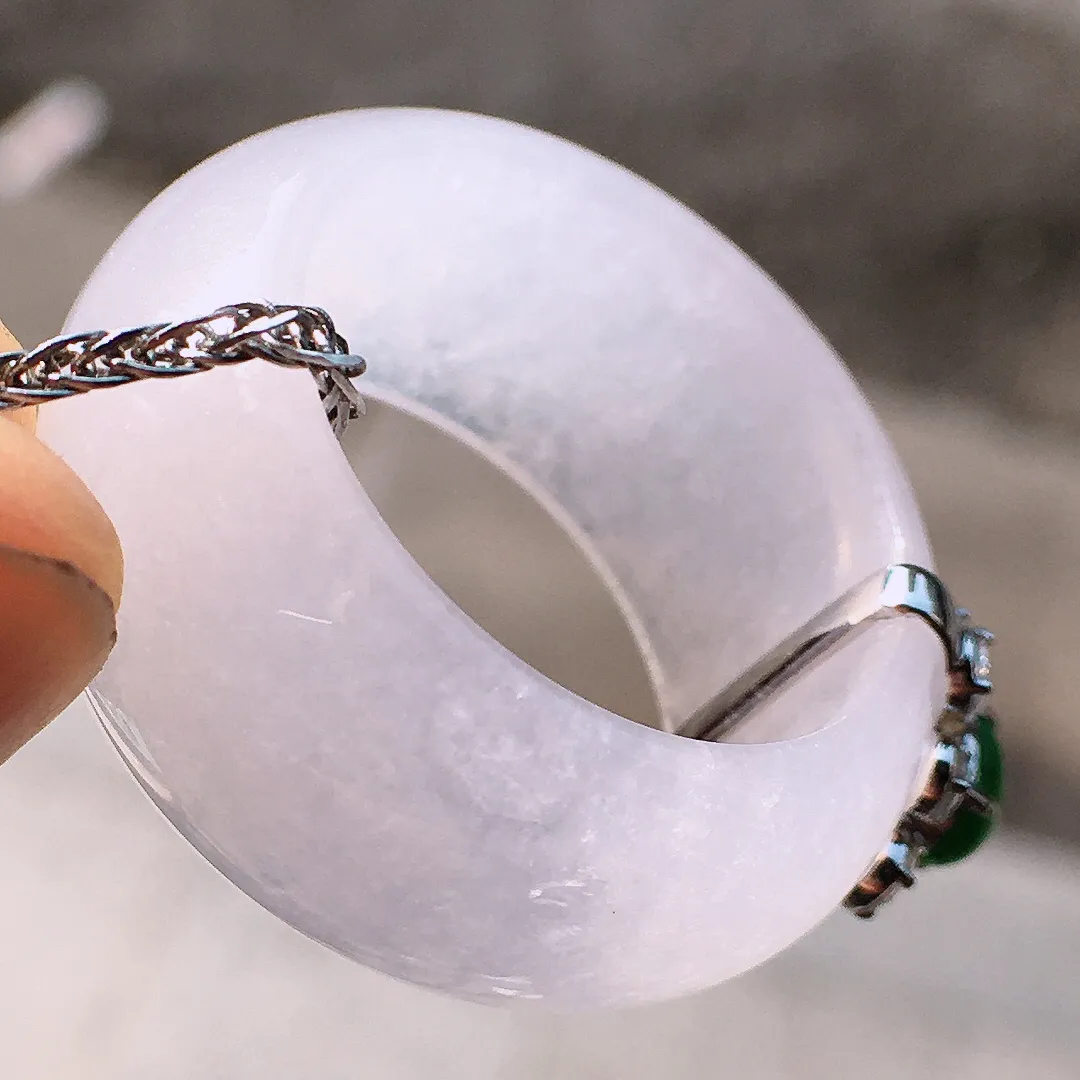 冰种指环，色泽均匀艳丽，玉质细腻，荧光感超
强，饱满圆润，尽显优雅气质，18k
金豪华镶嵌