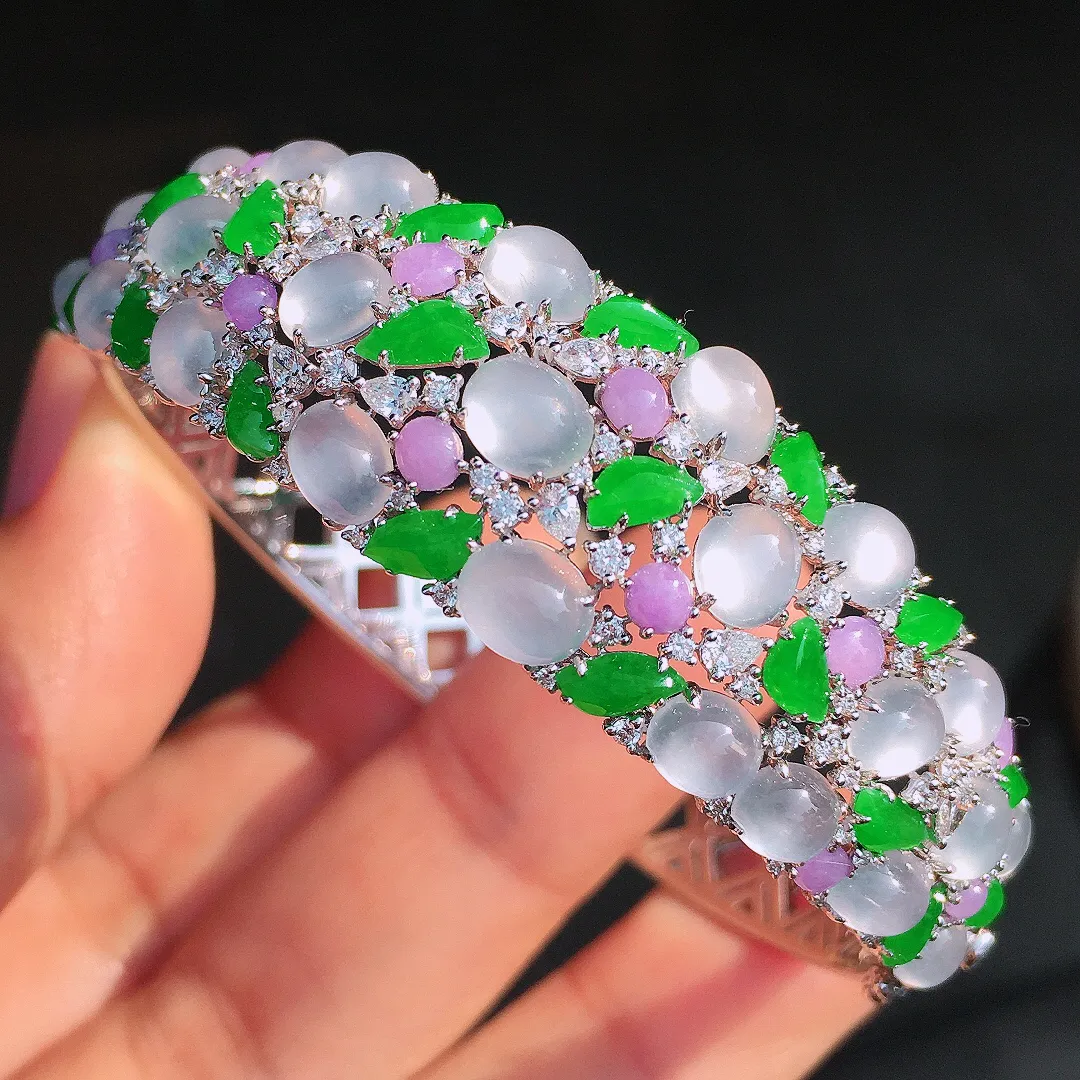 三彩蛋面手镯，色泽均匀艳丽，玉质细腻，荧光感超
强，饱满圆润，尽显优雅气质，18k
金豪华镶嵌