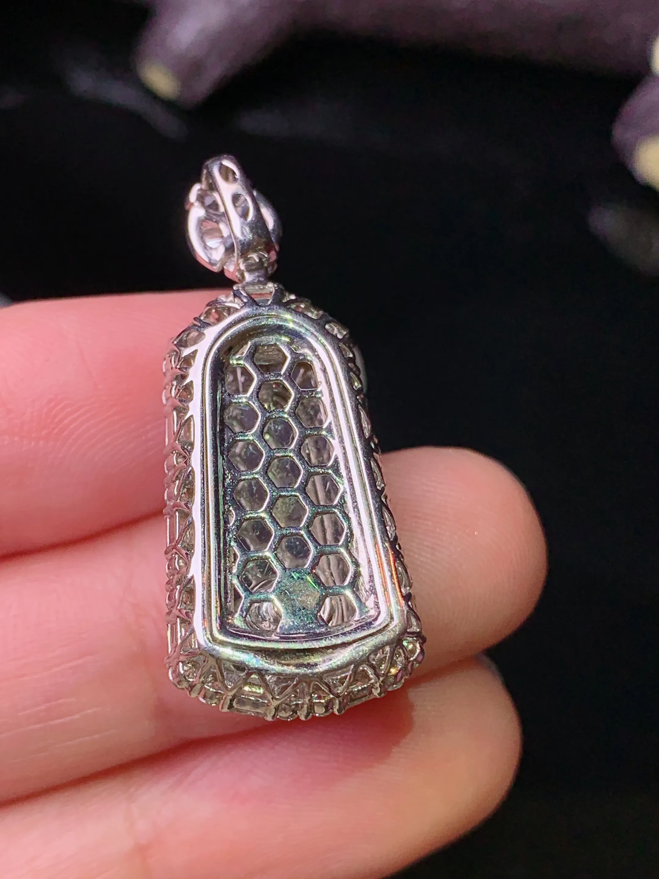 18k金钻镶嵌紫罗兰玉柱吊坠 玉质细腻 色泽清新艳丽 整体尺寸33*14*9.3