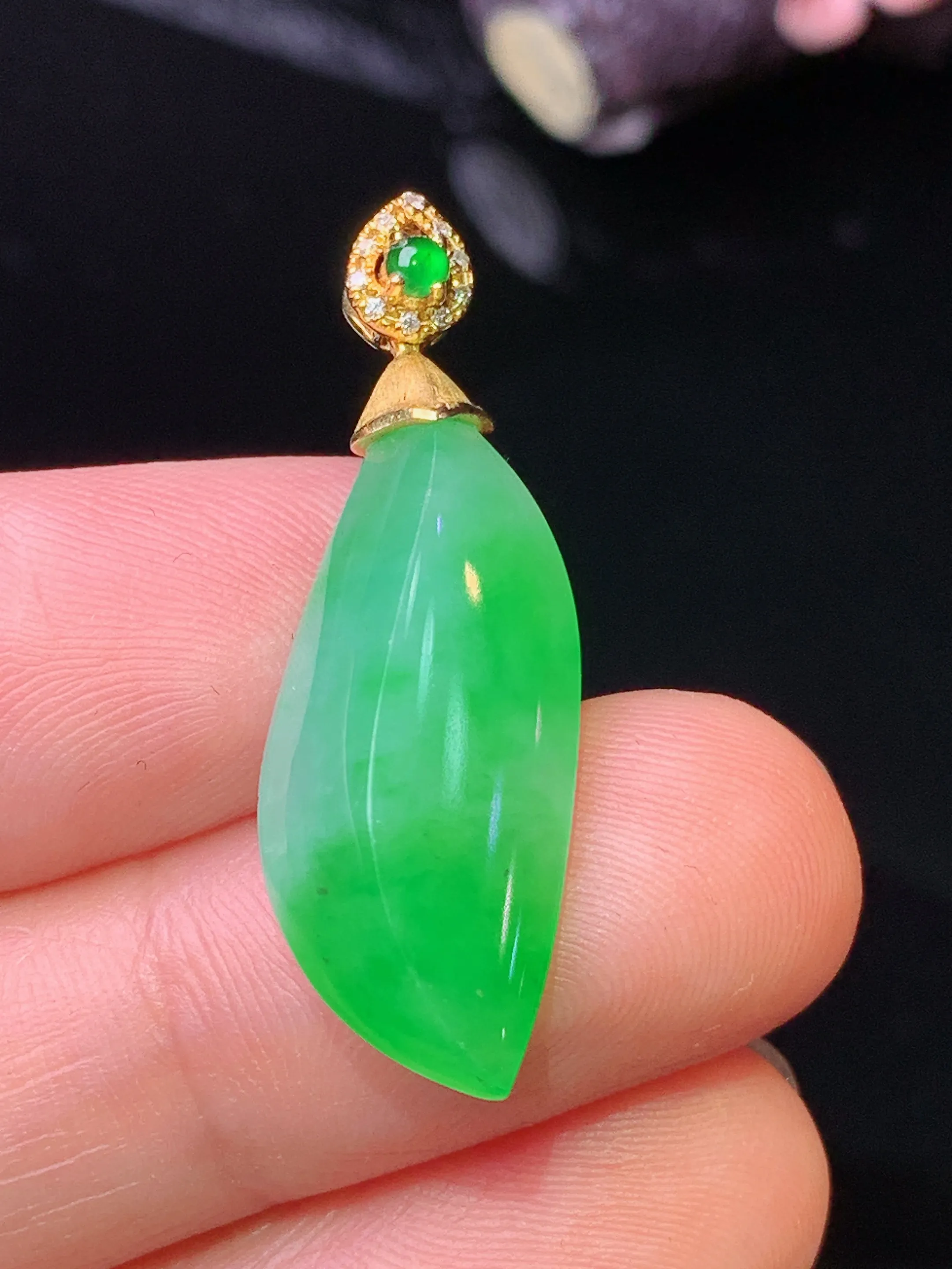 18k金钻镶嵌随形吊坠 玉质细腻 色泽清新艳丽 整体尺寸31.5*10.6*6.2