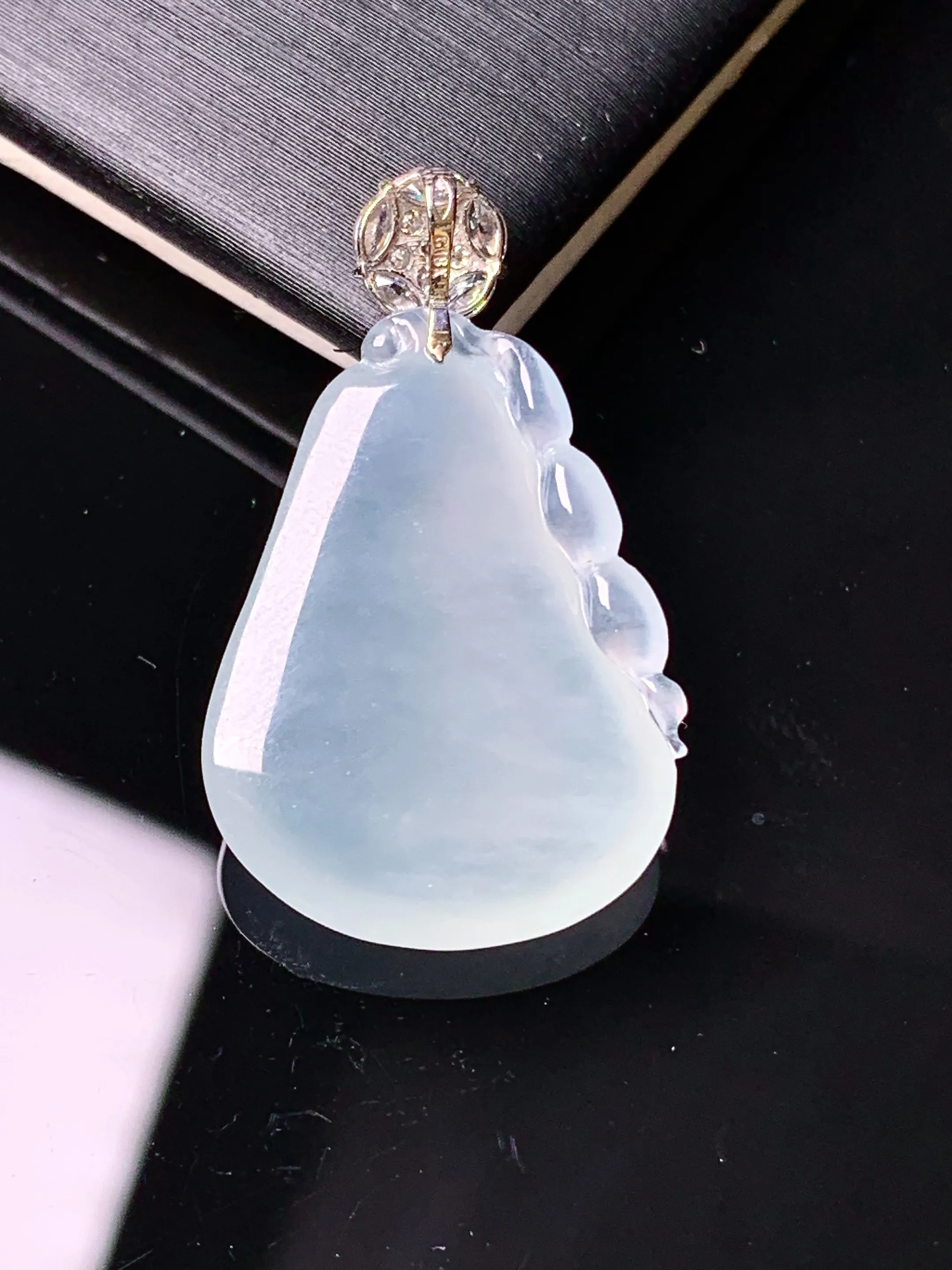 18k金钻镶嵌冰种福瓜吊坠 玉质细腻 色泽清新艳丽 整体尺寸28.3*17*5.5