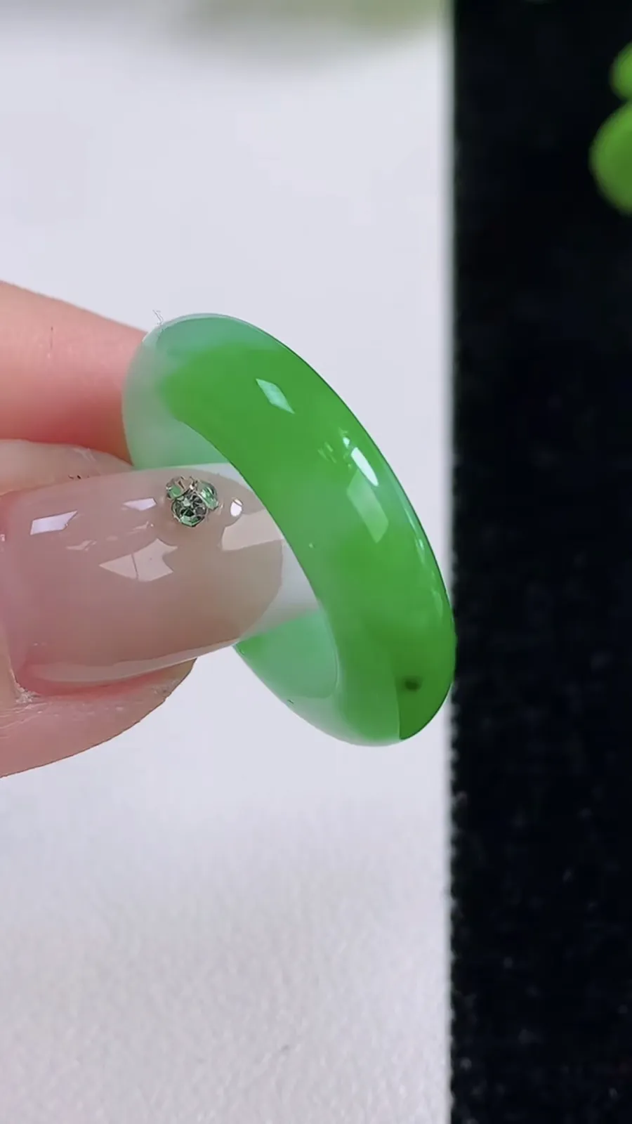 翡翠a货冰种飘阳绿指环 戒指，尺寸17-5.6-3.6，重量:4.78g