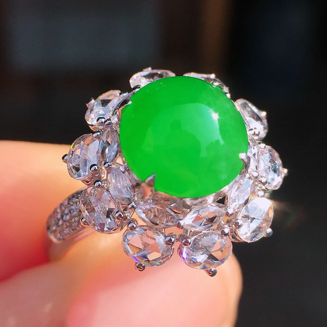 阳绿蛋面戒指，色泽均匀艳丽，玉质细腻，荧光感超
强，饱满圆润，尽显优雅气质，18k
金豪华镶嵌