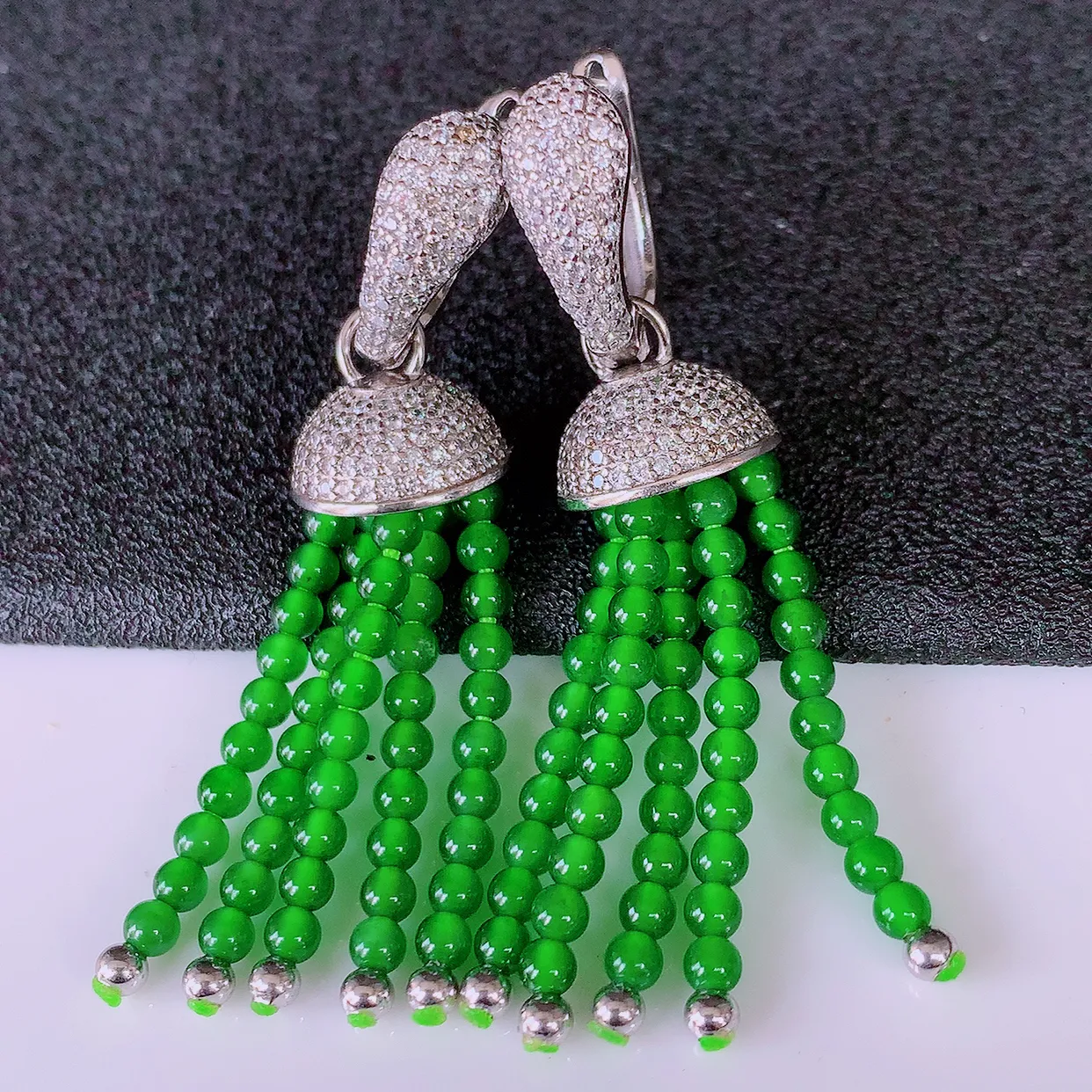 冰透满绿翡翠925银镶嵌耳坠，自然光实拍，翠色灵动，颜色漂亮，种老水足，品相佳，佩戴佳品！#98.5整体48.5*11.5裸石2.8