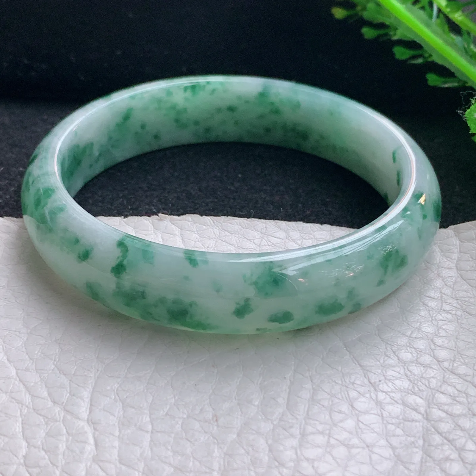 js自然光55*13*6.8平安镯 翡翠a货玉手镯飘花宽边珠宝玉手环