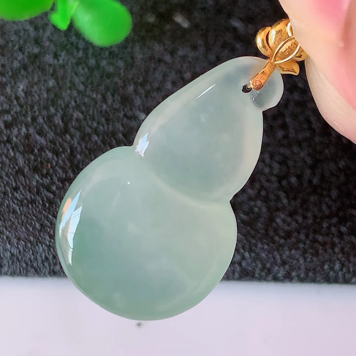 18K金镶嵌冰种飘花翡翠葫芦吊坠，葫芦寓意福禄双全，财源滚滚，佩戴效果优雅迷人！#41.5