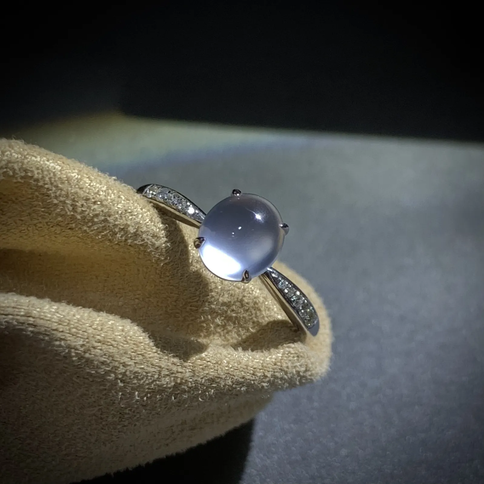 缅甸翡翠玻璃种白蛋面戒指，
裸石6.8-6-3.5mm，13#，
18K金，南非钻，2.3g，