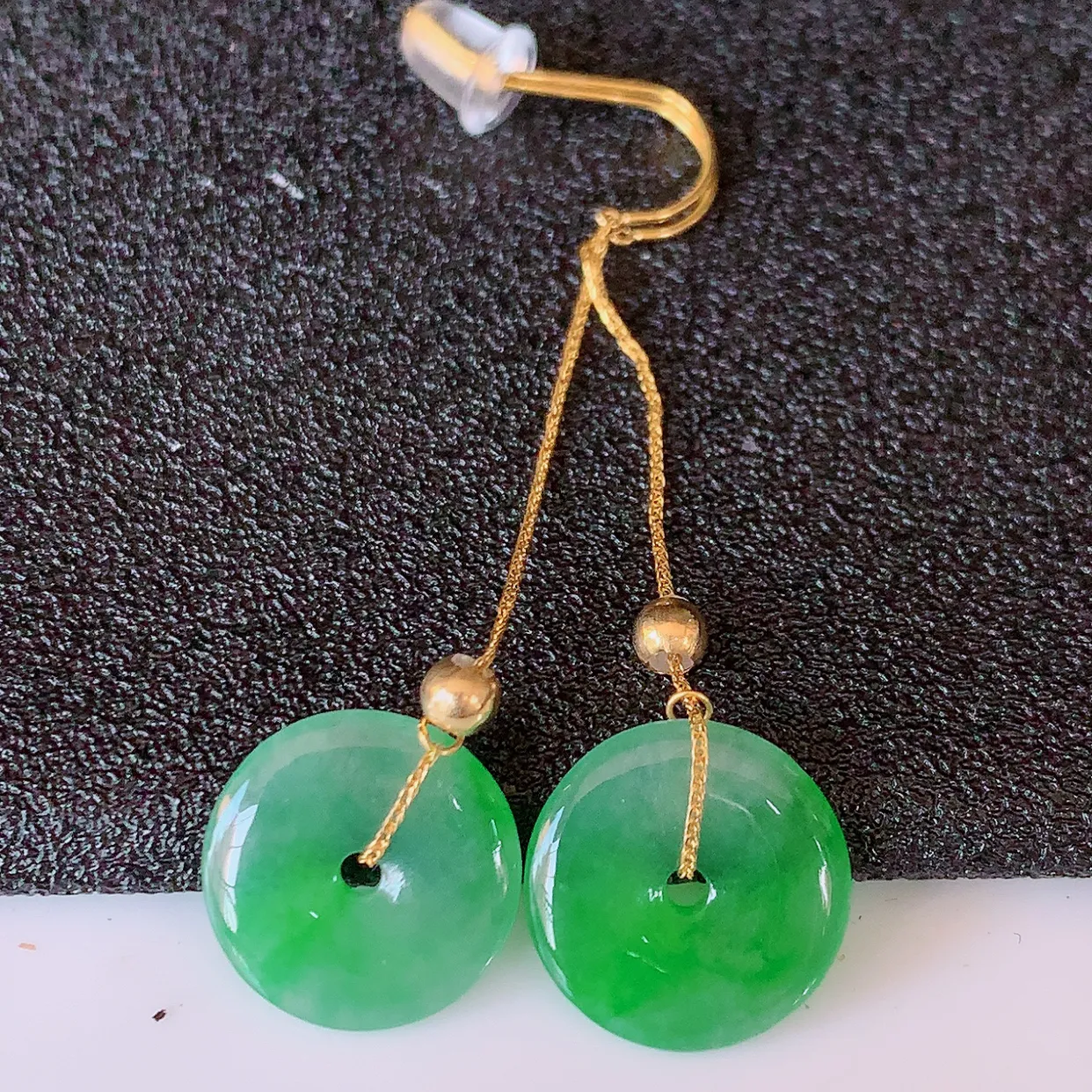 18k金镶嵌冰种飘绿翡翠平安扣耳坠，沁人心脾，耳坠佩戴效果大气出众，尽显气质。种水好，胶感足，颜相当漂亮，高性价比，值得入手品鉴！#41.5整体45.5裸石12*2.2