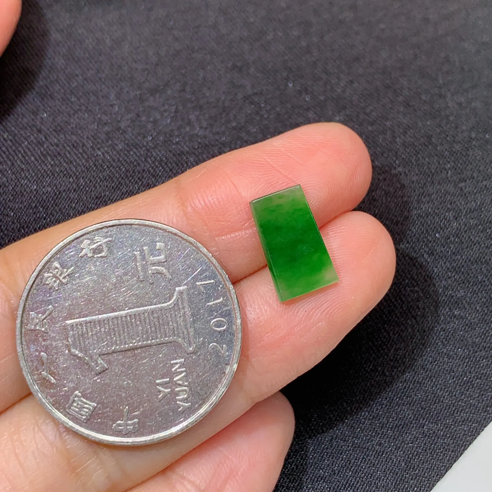 冰飘绿马鞍，镶嵌佳品，冰润色阳，种水足 尺寸11.7*7*1.5