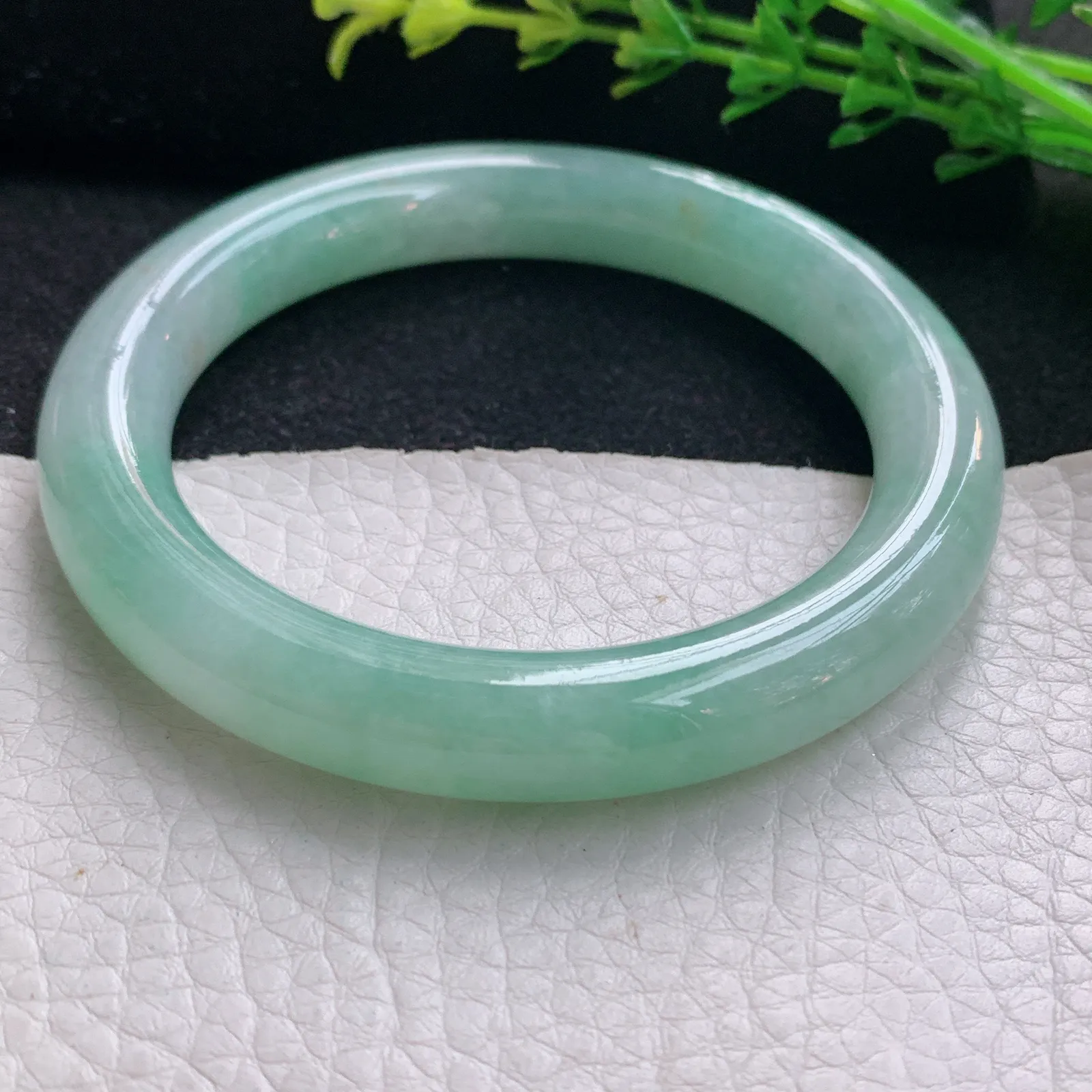 xx自然光57*10.5*10美人镯 翡翠a货玉手镯清新圆条珠宝玉手环