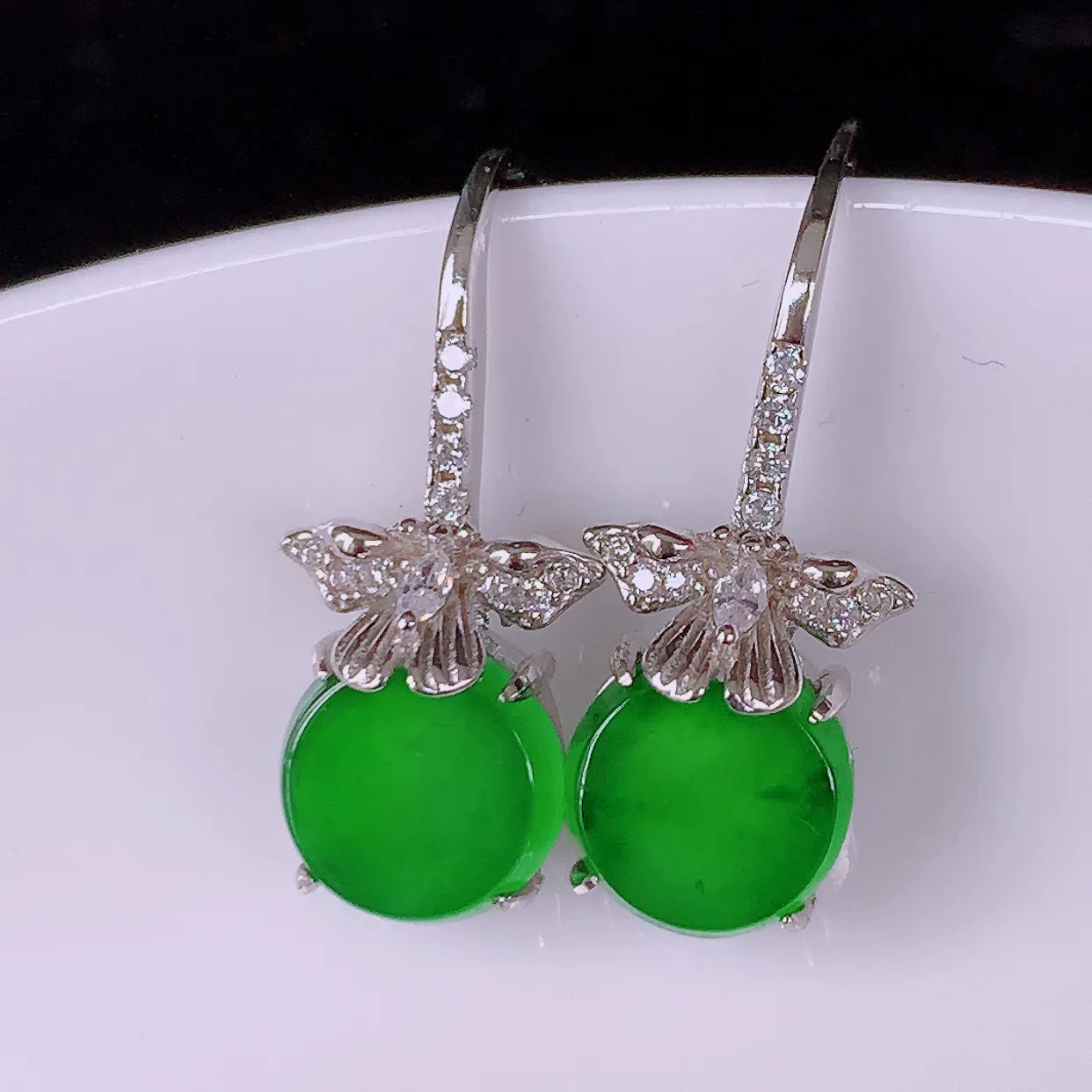 冰透满绿翡翠925银镶嵌耳坠，自然光实拍，翠色灵动，颜色漂亮，种老水足，品相佳，佩戴佳品！#97.3整体21.8*9.2*5.5裸石8*8