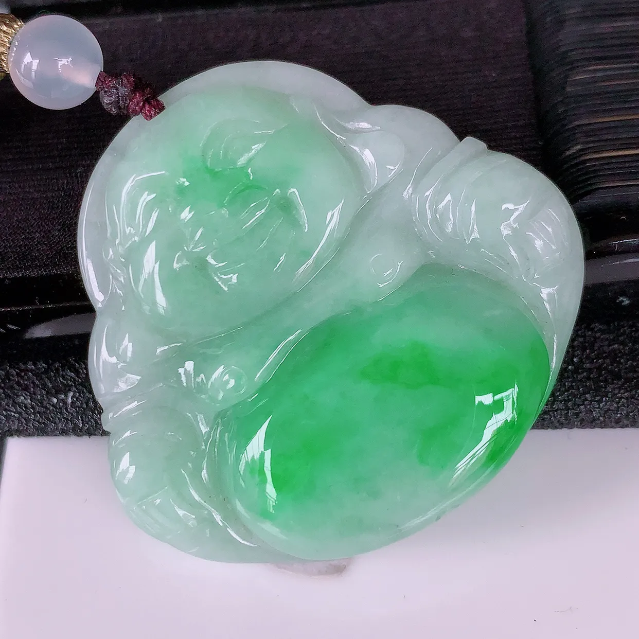自然光实拍，冰润飘绿翡翠佛公吊坠，翡翠开心笑佛，种老水足，颜色漂亮，立体饱满圆润，佩戴效果赞#46.