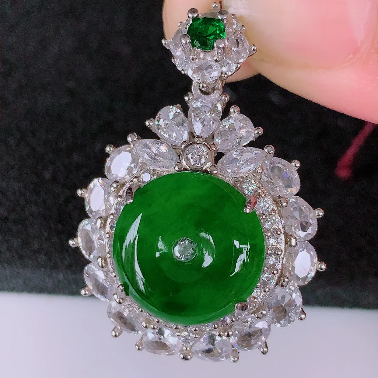 冰透满绿翡翠925银镶嵌平安扣吊坠，自然光实拍，翠色灵动，颜色漂亮，种老水足，品相佳，佩戴佳品！#97.3整体32.8*24.5*10.5裸石13*13