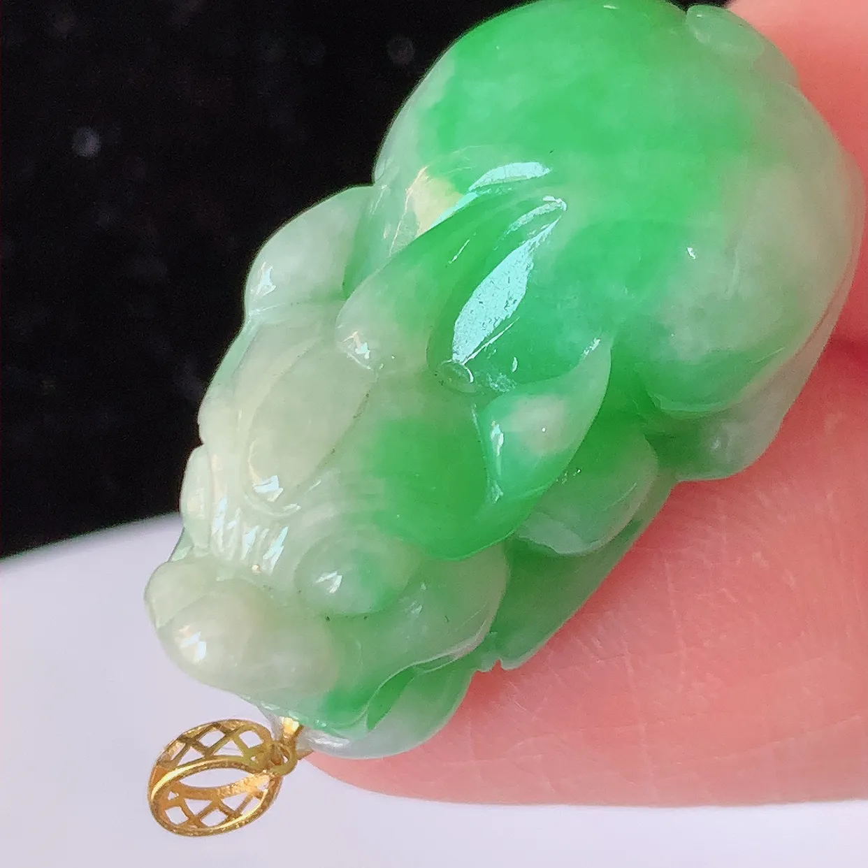 18K金镶嵌飘绿翡翠招财貔貅吊坠，民间有“一摸貔貅运程旺盛，再摸貔貅财运滚滚，三摸貔貅平步青云 ”的美好祝愿。#1.5