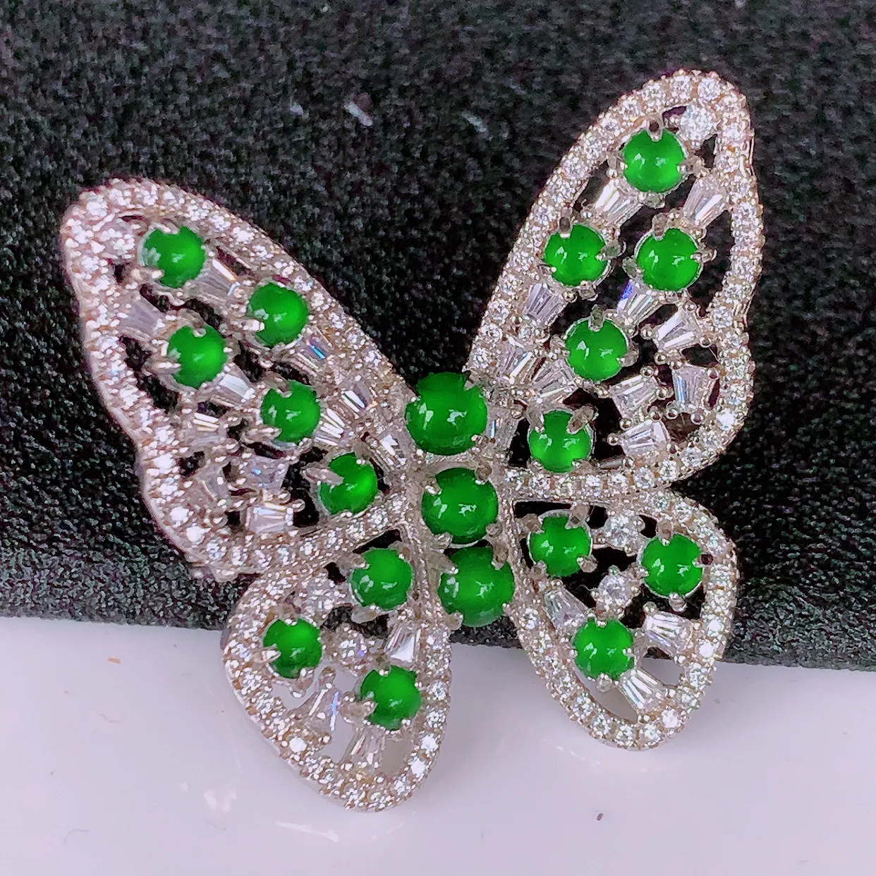 冰透满绿翡翠925银镶嵌蝴蝶胸针，自然光实拍，翠色灵动，颜色漂亮，种老水足，品相佳，佩戴佳品！#97.3整体31*31*9.2取一裸石2.5*2.5