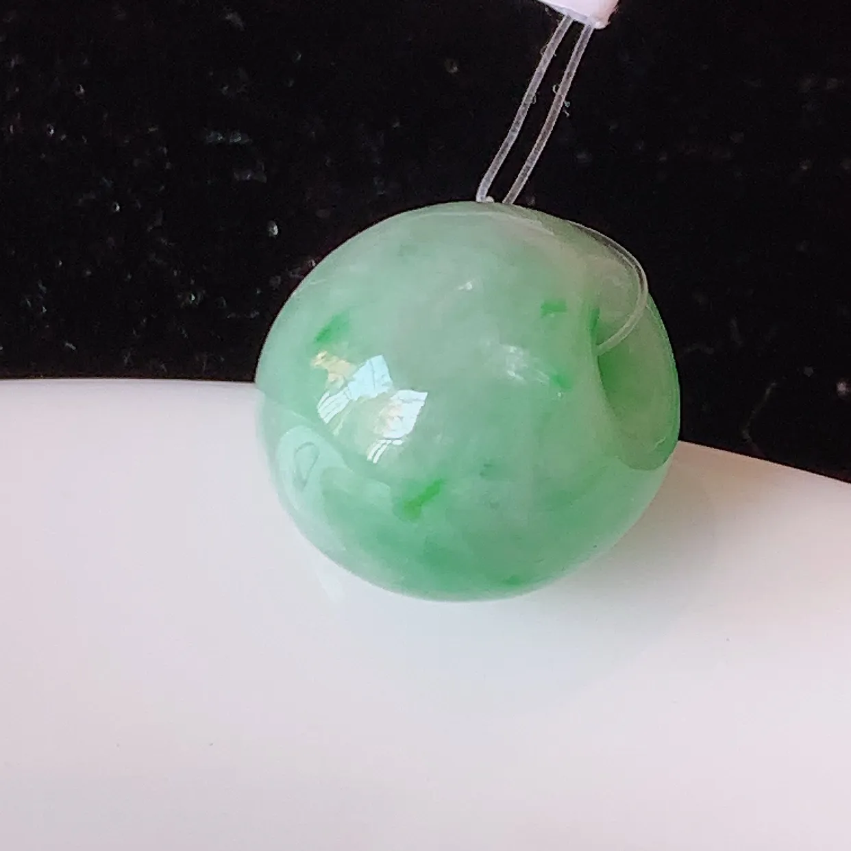 自然光实拍，冰润飘绿翡翠路路通吊坠，寓意好运连连，路路畅通，经典款式，财运滚滚，佩戴效果更好！配图银链子#49.5