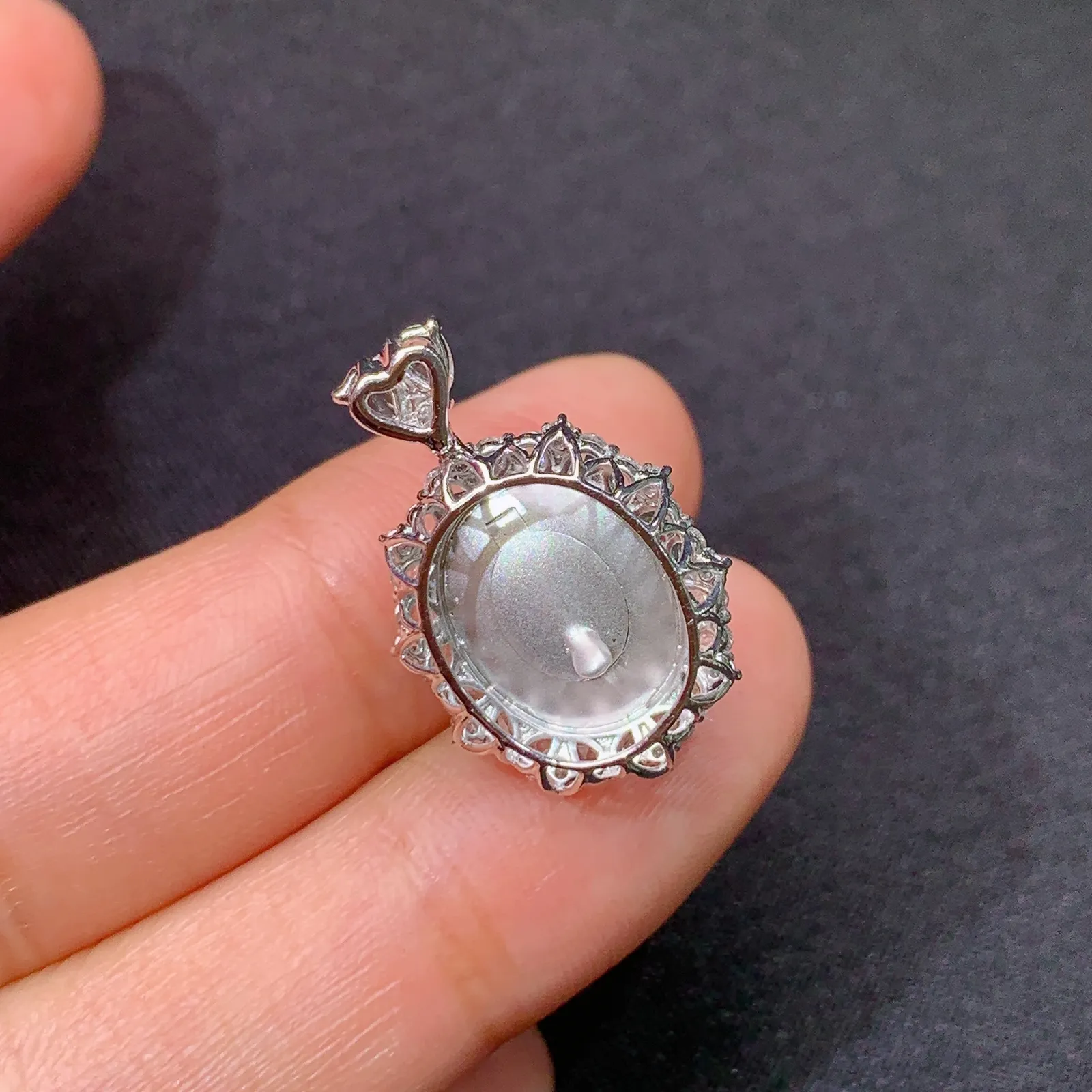 冰阳绿蛋面吊坠，18k金镶嵌，冰润色阳，玉质细腻，种水足 尺寸22.6*14.6*10.5