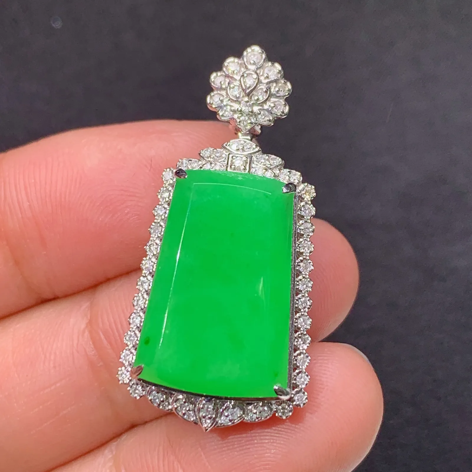 阳绿无事牌吊坠，18k金镶嵌，冰润色阳，种老水足 尺寸32.3*15.7*8.7