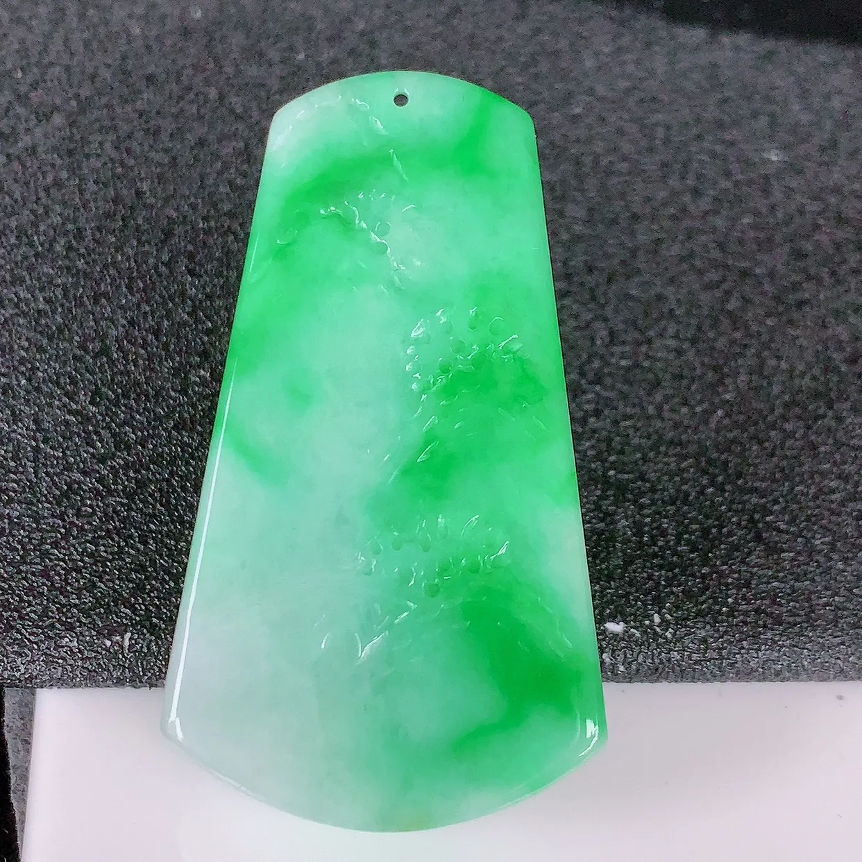 自然光实拍，冰润飘阳绿翡翠山水牌吊坠，翡翠山水，立体生动形象，山水素材布局合理，意境感佳，佩戴上身效果更高贵 #57.3