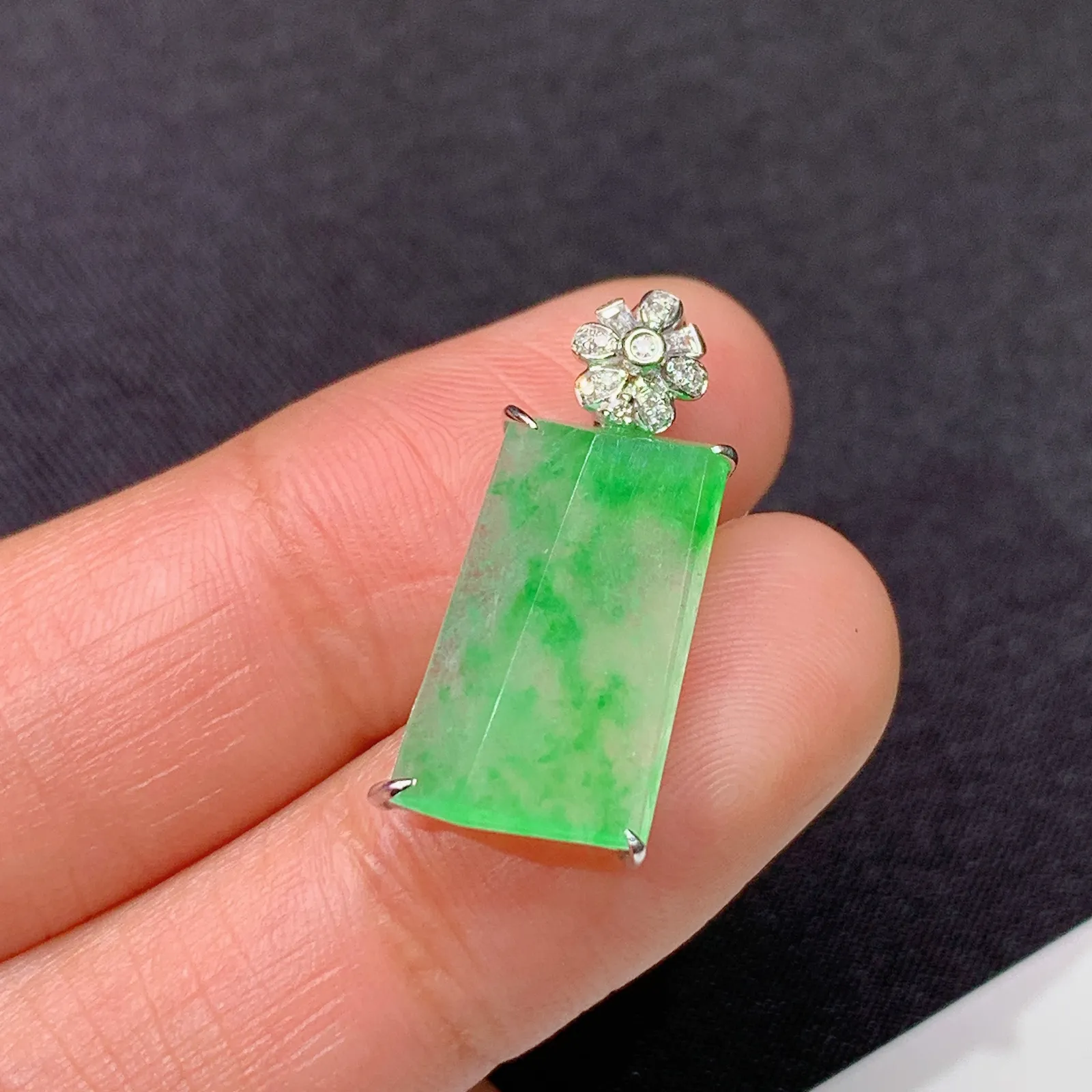 冰飘绿无事牌吊坠，18k金镶嵌，冰润色阳，玉质细腻，种水足 尺寸22.9*10.6*5