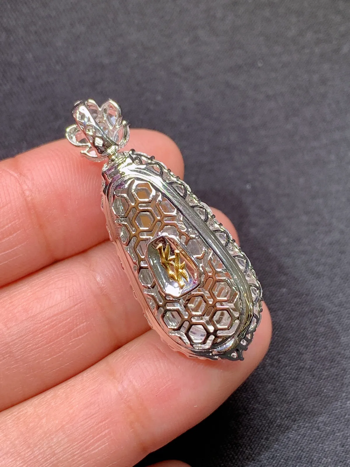 甜绿福豆吊坠，18k金镶嵌，色泽鲜阳，冰润细腻，种水足， 尺寸38*14.5*12.1