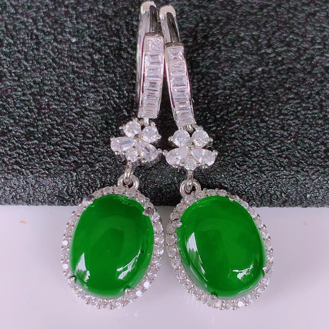 冰透满绿翡翠925银镶嵌，自然光实拍，翠色灵动，颜色漂亮，种老水足，品相佳，佩戴佳品！#97.3整体