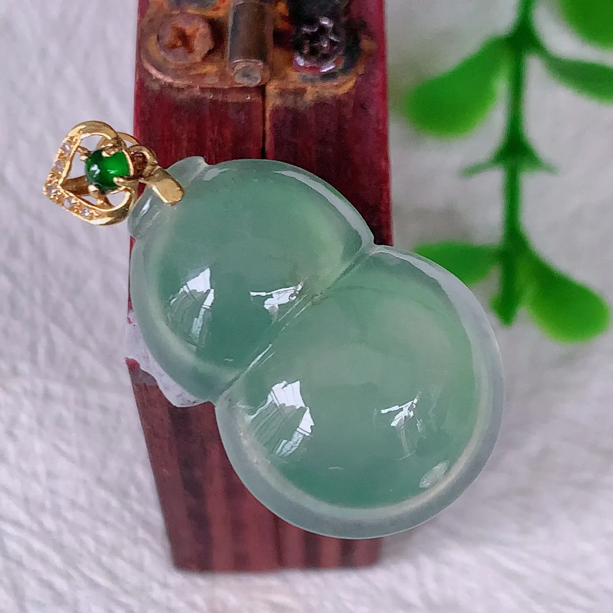 18K金镶嵌冰种翡翠葫芦吊坠，葫芦寓意福禄双全，财源滚滚，佩戴效果优雅迷人！#12.3整体28裸石21*14.8*5.8