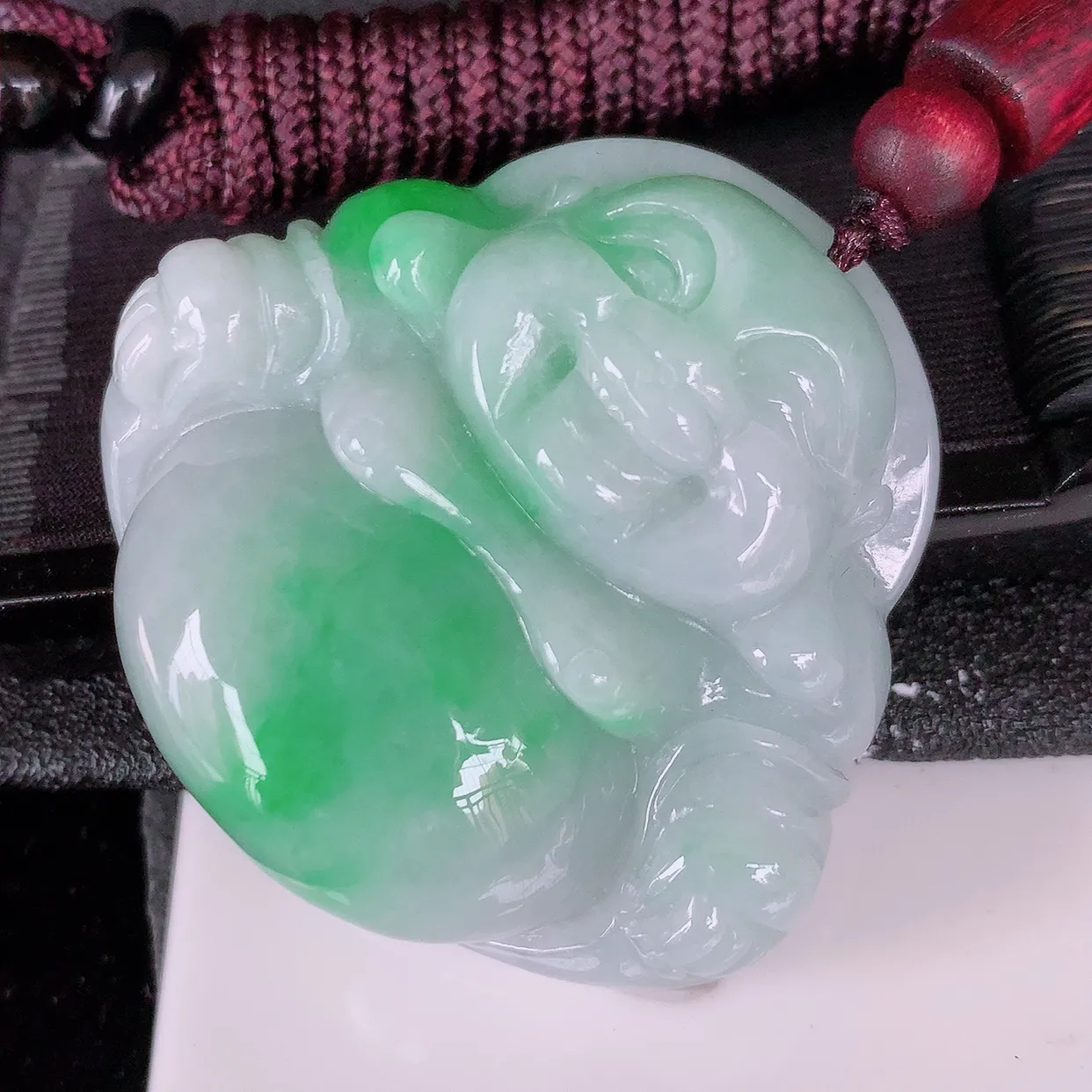 自然光实拍，大件冰润飘绿翡翠佛公吊坠，翡翠开心笑佛，种老水足，颜色漂亮，立体饱满圆润，佩戴效果赞#46.3
