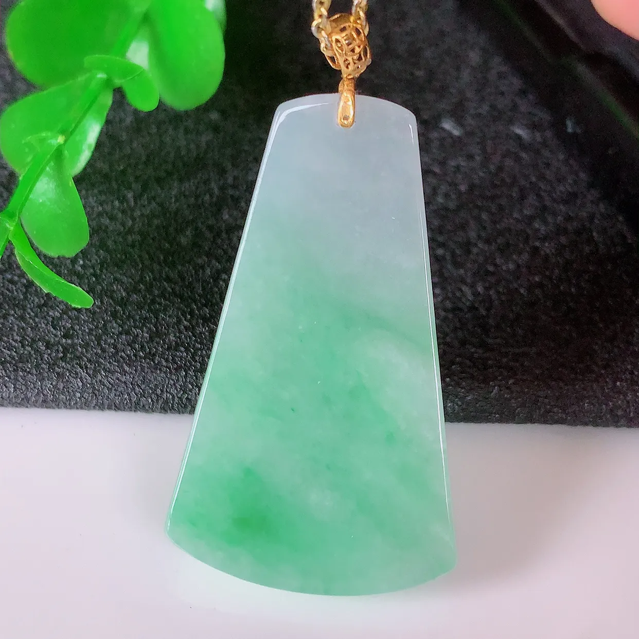 18k金镶嵌冰润飘绿翡翠平安无事牌吊坠，款式新颖时尚，日常百搭的款。清秀高雅，佩戴优雅高贵！#41.3