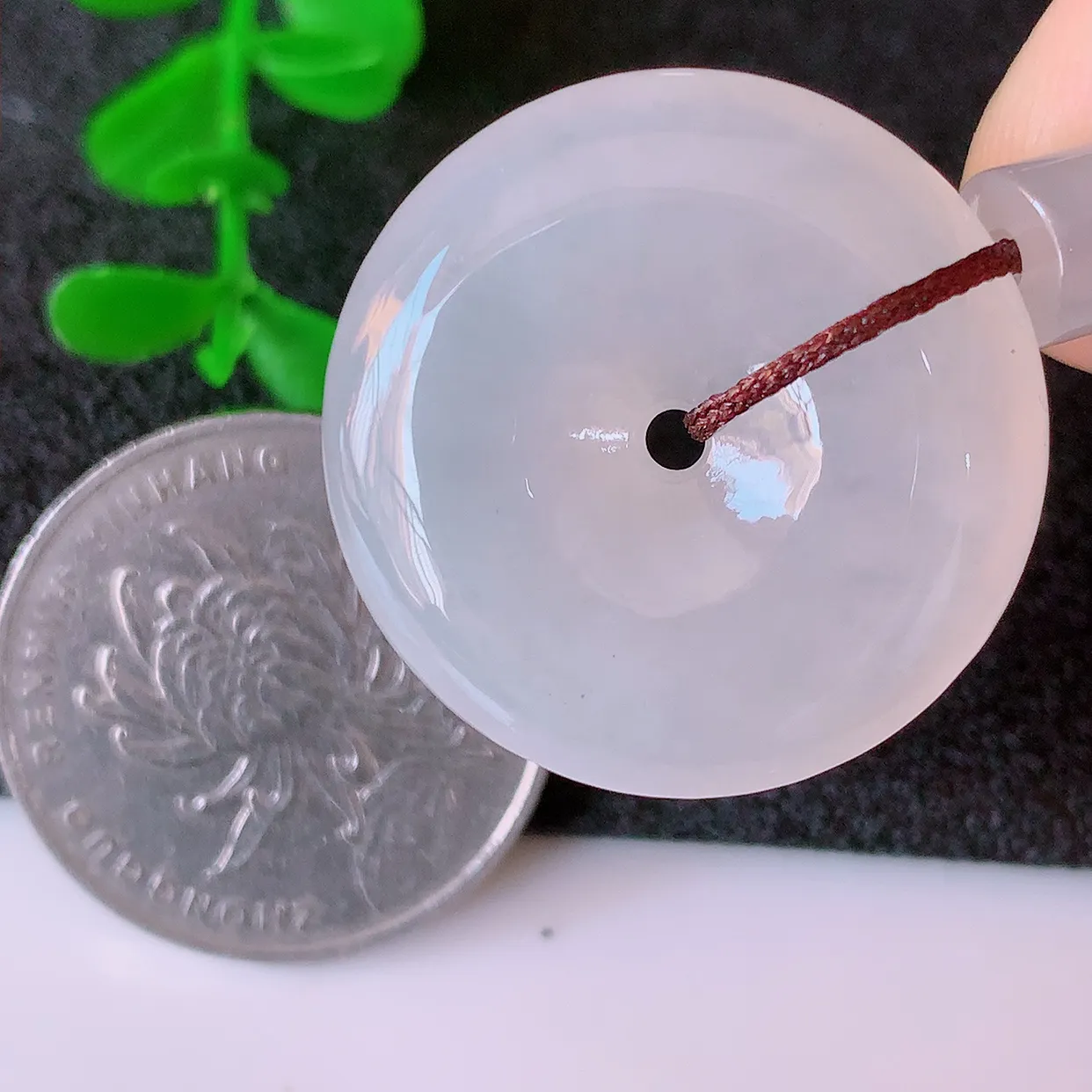 自然光实拍，冰种翡翠平安扣吊坠，形体饱满圆润，平安扣肥嘟嘟的，平平安安，种水很好，配戴精美！#41.5