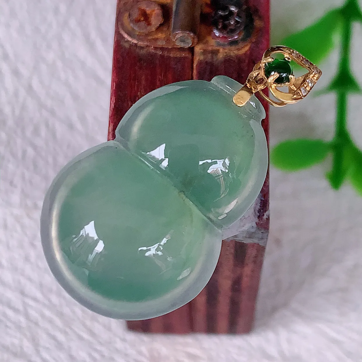 18K金镶嵌冰种翡翠葫芦吊坠， 葫芦寓意福禄双全，财源滚滚，佩戴效果优雅迷人！#12.3整体28裸石21*14.8*5.8