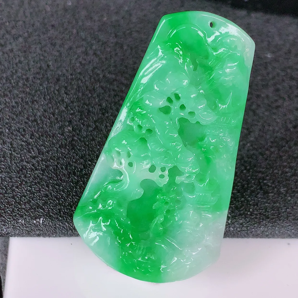 自然光实拍，冰润飘阳绿翡翠山水牌吊坠，翡翠山水，立体生动形象，山水素材布局合理，意境感佳，佩戴上身效果更高贵 #57.3