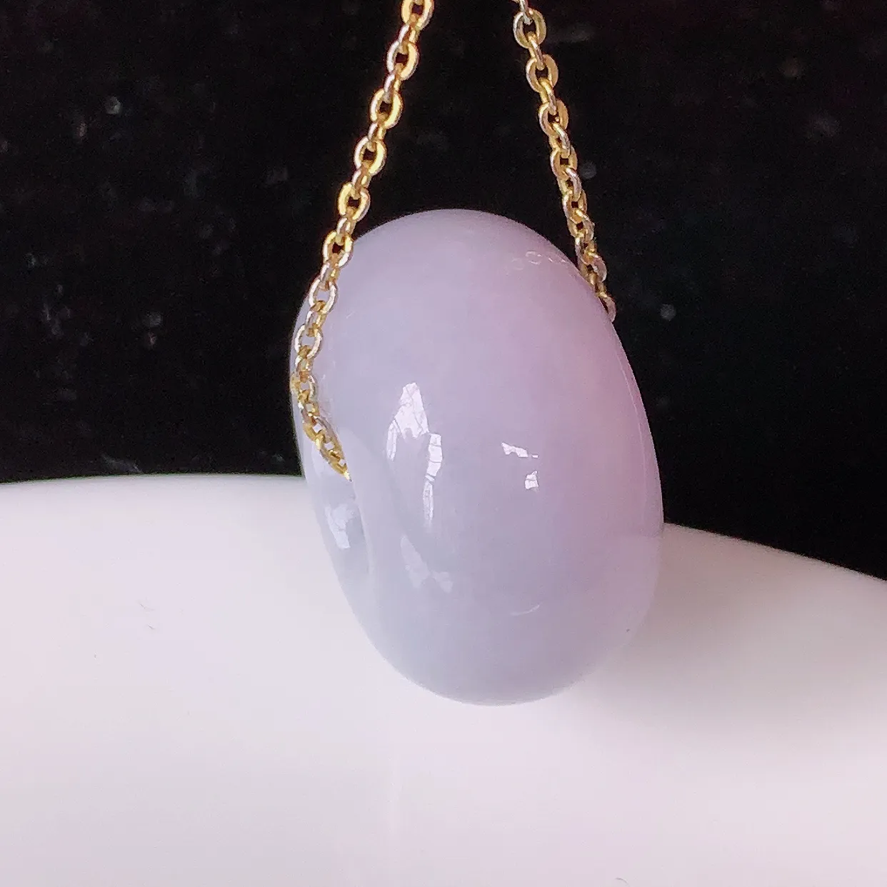 自然光实拍，冰润紫罗兰翡翠路路通吊坠，路路畅通，翠色灵动，种老水足，寓意好，品相佳，佩戴佳品！#12.3