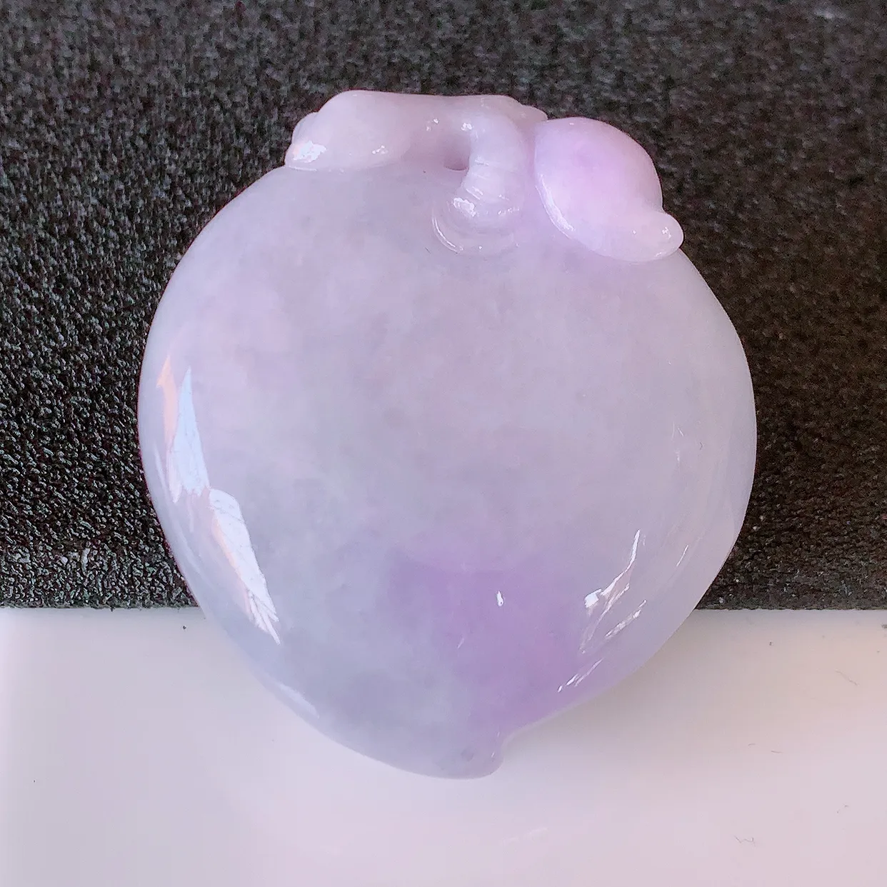 自然光实拍，冰润紫罗兰翡翠桃子吊坠，翠色灵动，种老水足，寓意好，品相佳，佩戴佳品！#32.5