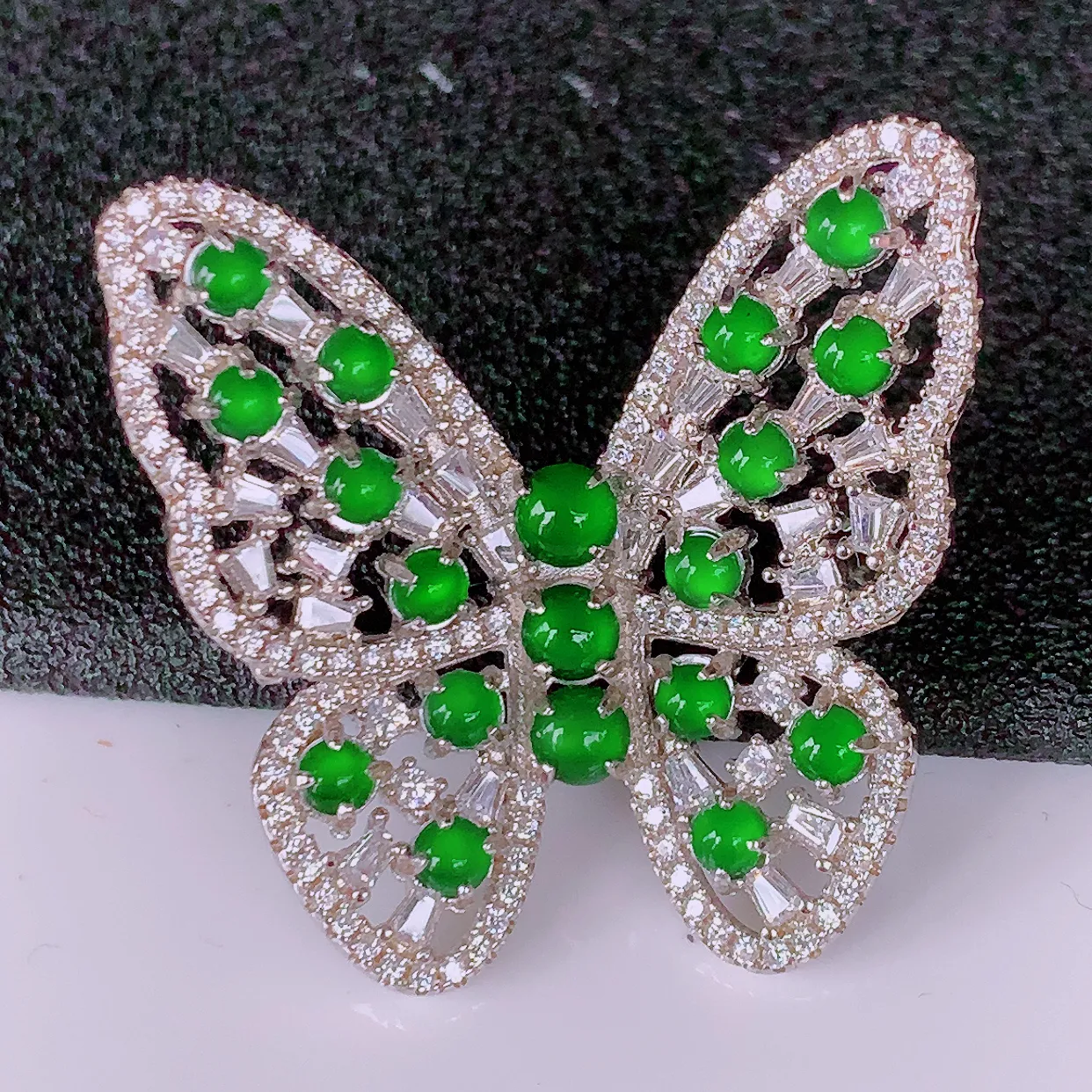冰透满绿翡翠925银镶嵌蝴蝶胸针，自然光实拍，翠色灵动，颜色漂亮，种老水足，品相佳，佩戴佳品！#97.3整体31*31*9.2取一裸石2.5*2.5