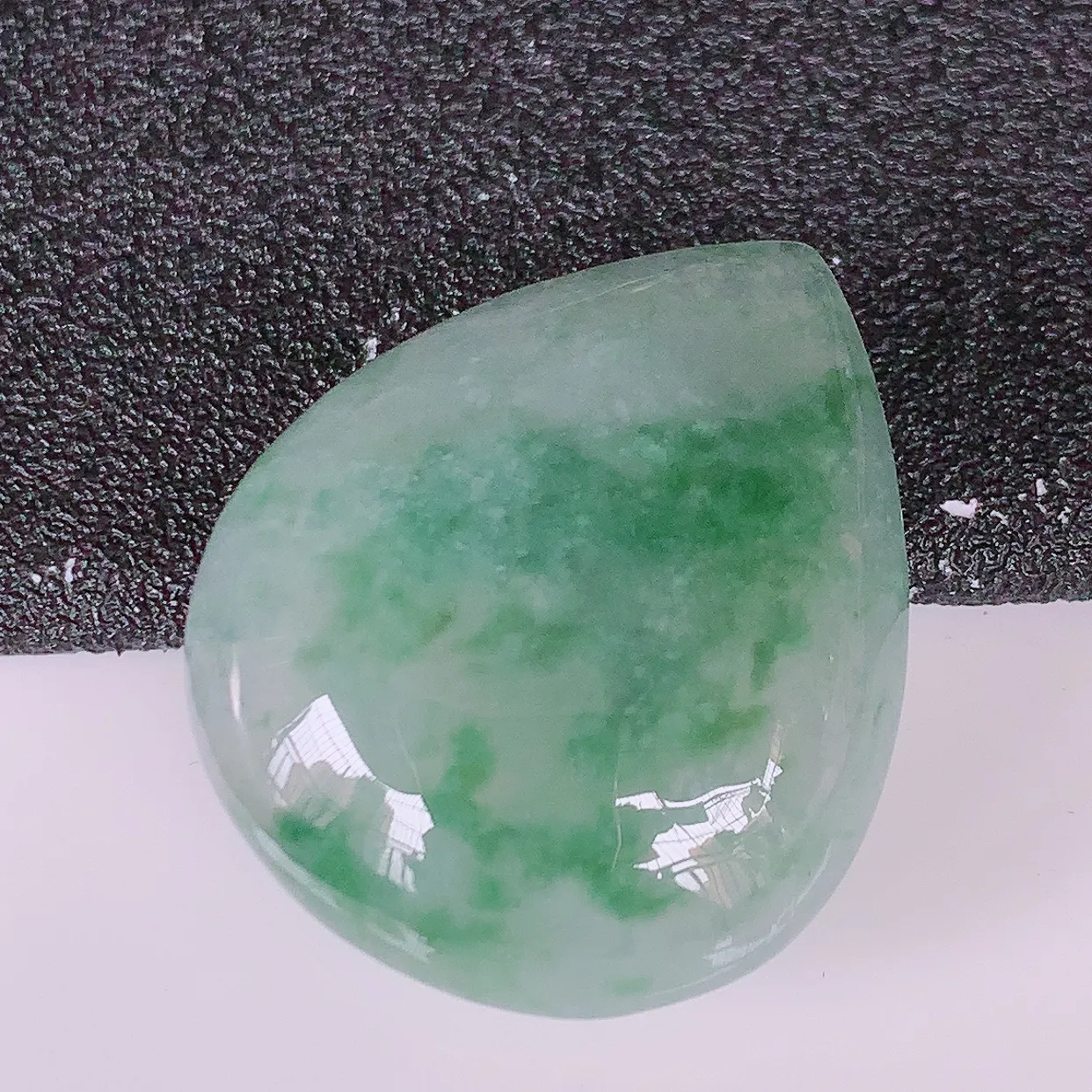 自然光实拍，冰种飘花翡翠蛋面，戒面，翠色灵动，玉质细腻，颜色漂亮，品相佳，佩戴佳品！#94.3