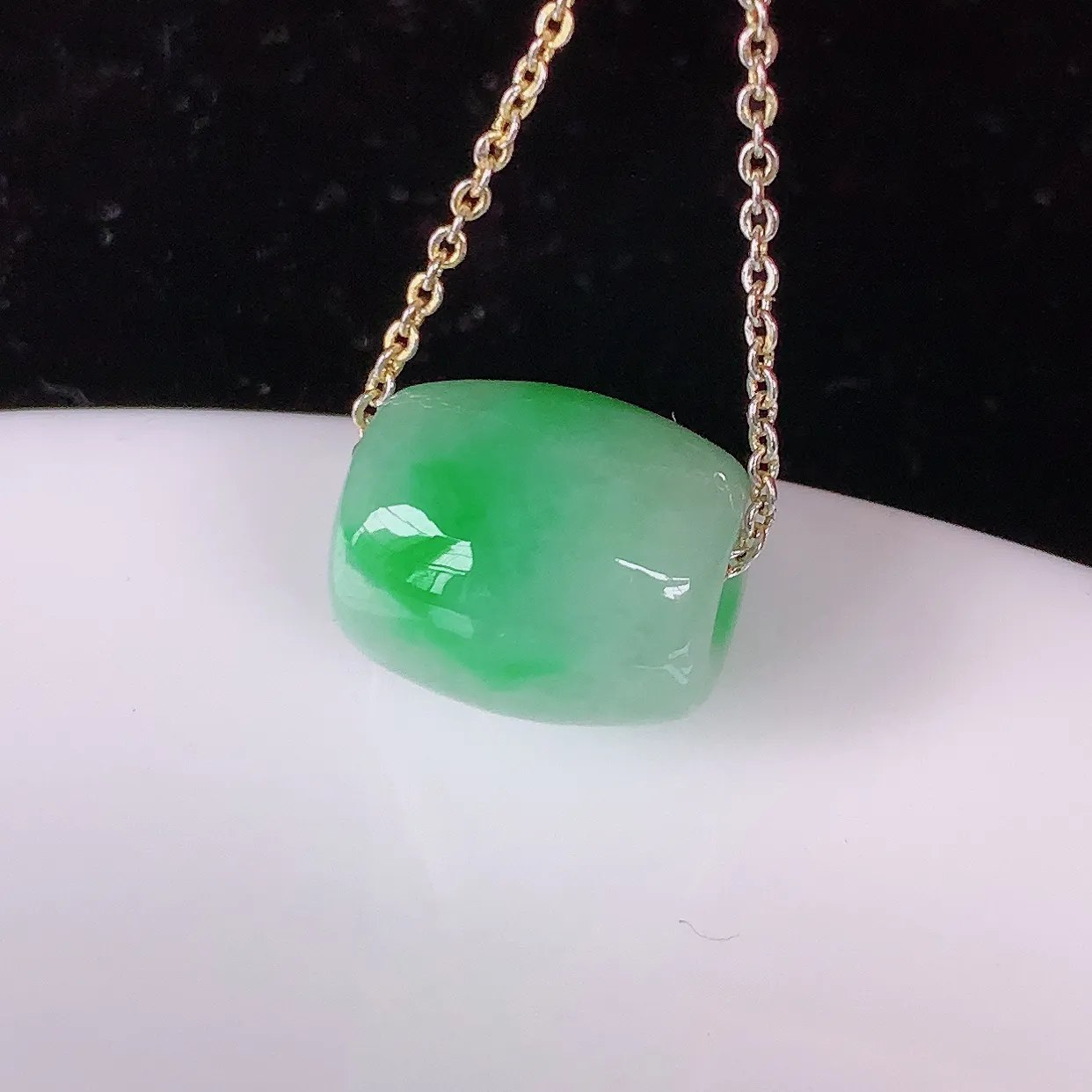 自然光实拍，冰润飘绿翡翠路路通吊坠，寓意时来运转、财源滚滚，款式新颖时尚，日常百搭的款！配图银链#05.3