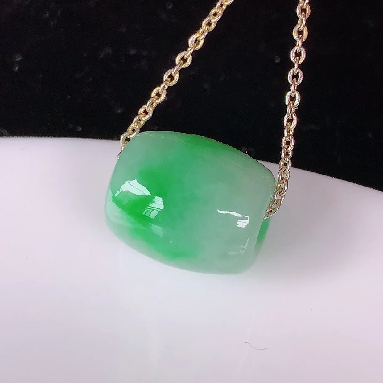 自然光实拍，冰润飘绿翡翠路路通吊坠，寓意时来运转、财源滚滚，款式新颖时尚，日常百搭的款！配图银链#05.3