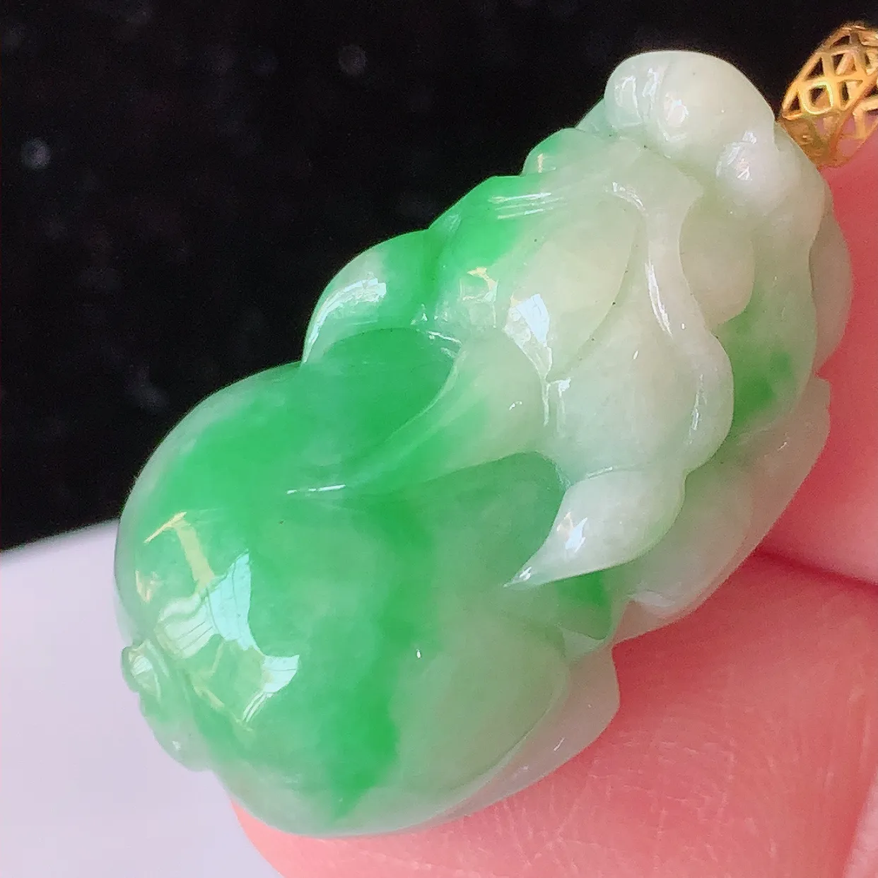 18K金镶嵌飘绿翡翠招财貔貅吊坠，民间有“一摸貔貅运程旺盛，再摸貔貅财运滚滚，三摸貔貅平步青云 ”的美好祝愿。#1.5